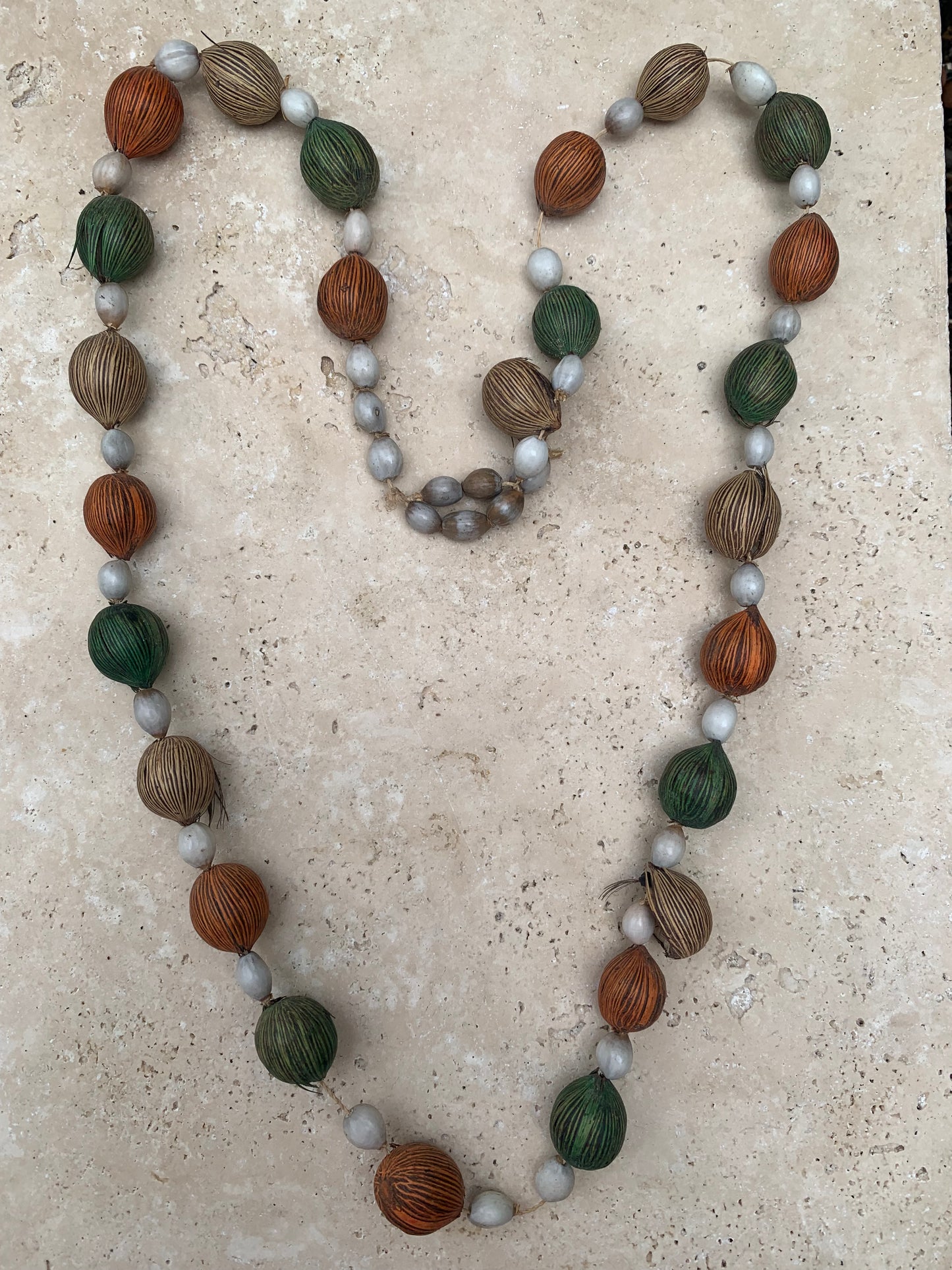 Peruvian necklace made of natural seeds, pearls of ± 8 to 20 mm - 74 cm. Superb piece!