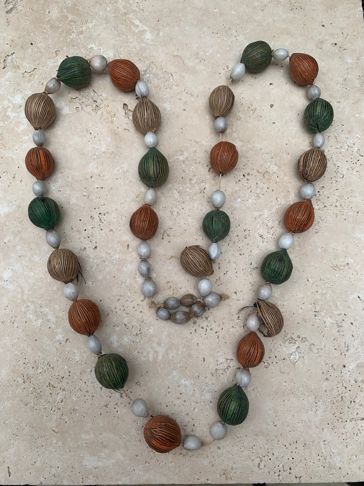 Peruvian necklace made of natural seeds, pearls of ± 8 to 20 mm - 74 cm. Superb piece!