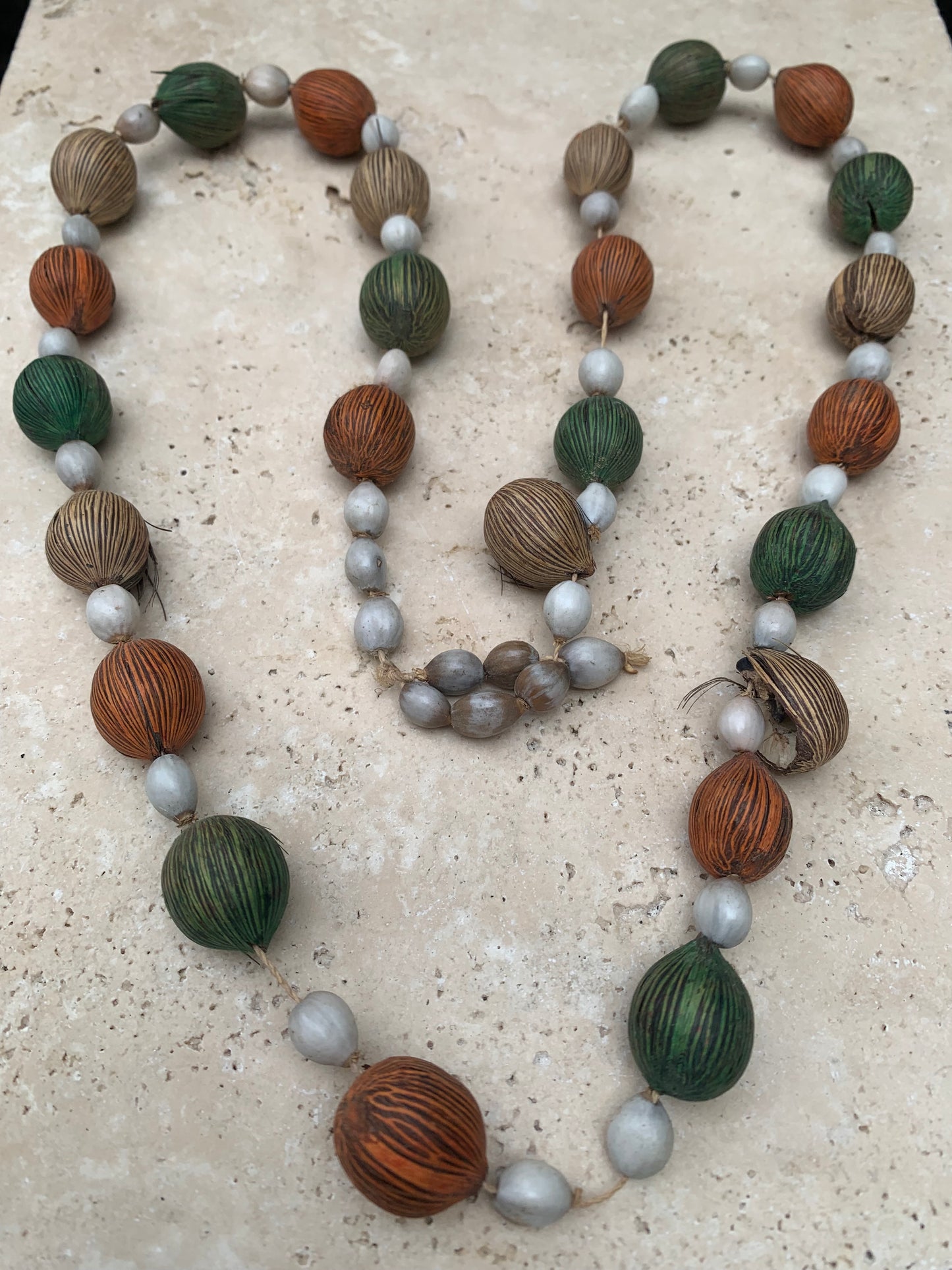 Peruvian necklace made of natural seeds, pearls of ± 8 to 20 mm - 74 cm. Superb piece!