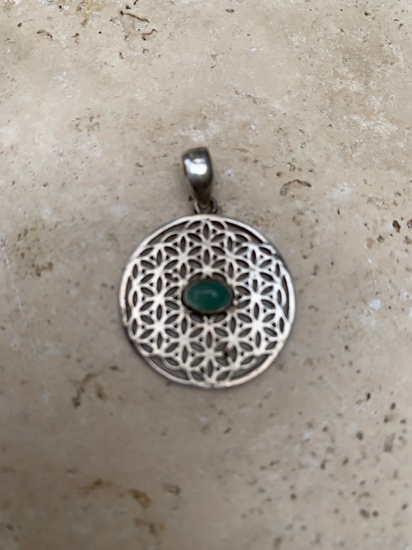 Pendentif en Argent 925 en forme de Fleur de vie avec une émeraude au centre, de 25 millimètres de diamètre. Vendu avec cordon noir réglable offert, parfait !