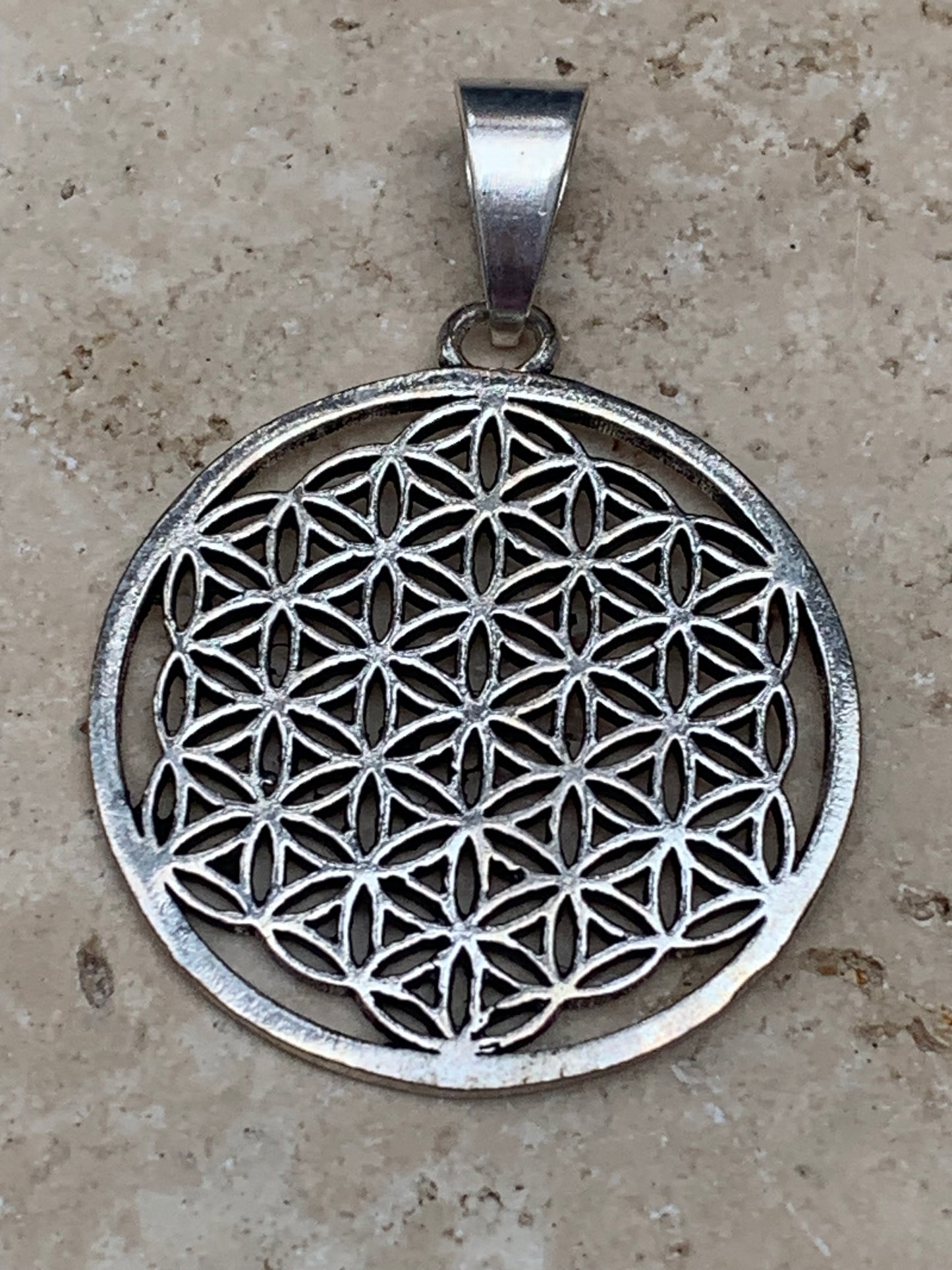 Pendentif en Argent 925 en forme de Fleur de vie, de 30 millimètres de diamètre. Vendu avec cordon noir réglable offert, parfait !