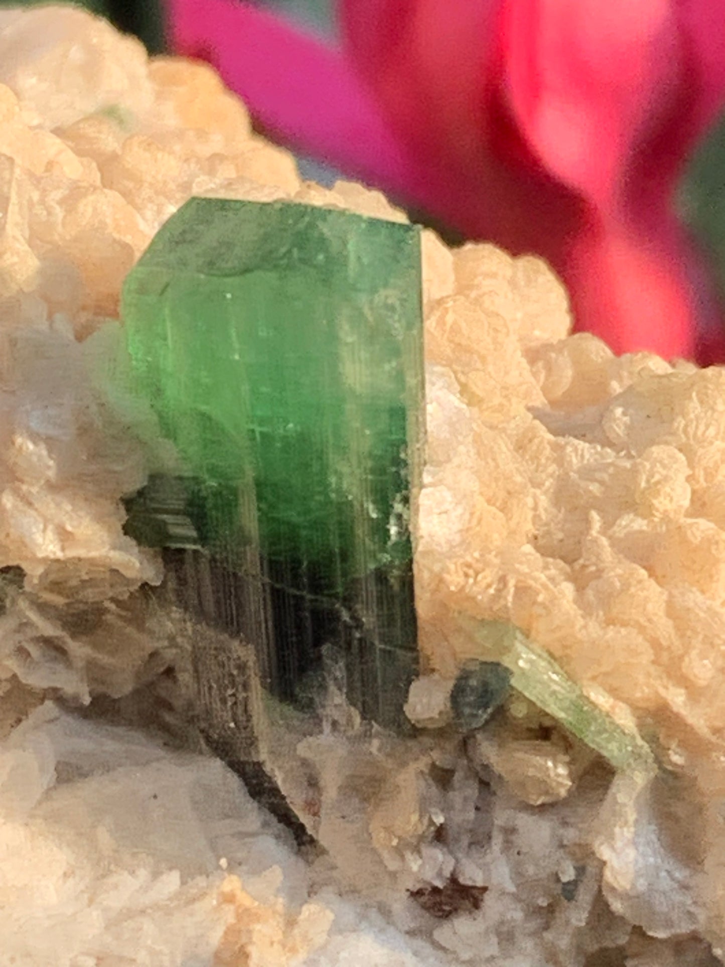 Tourmaline verte/ Verdélite, spécimen naturel de 74 x 44 x 30 mm - 84,7 grammes !
