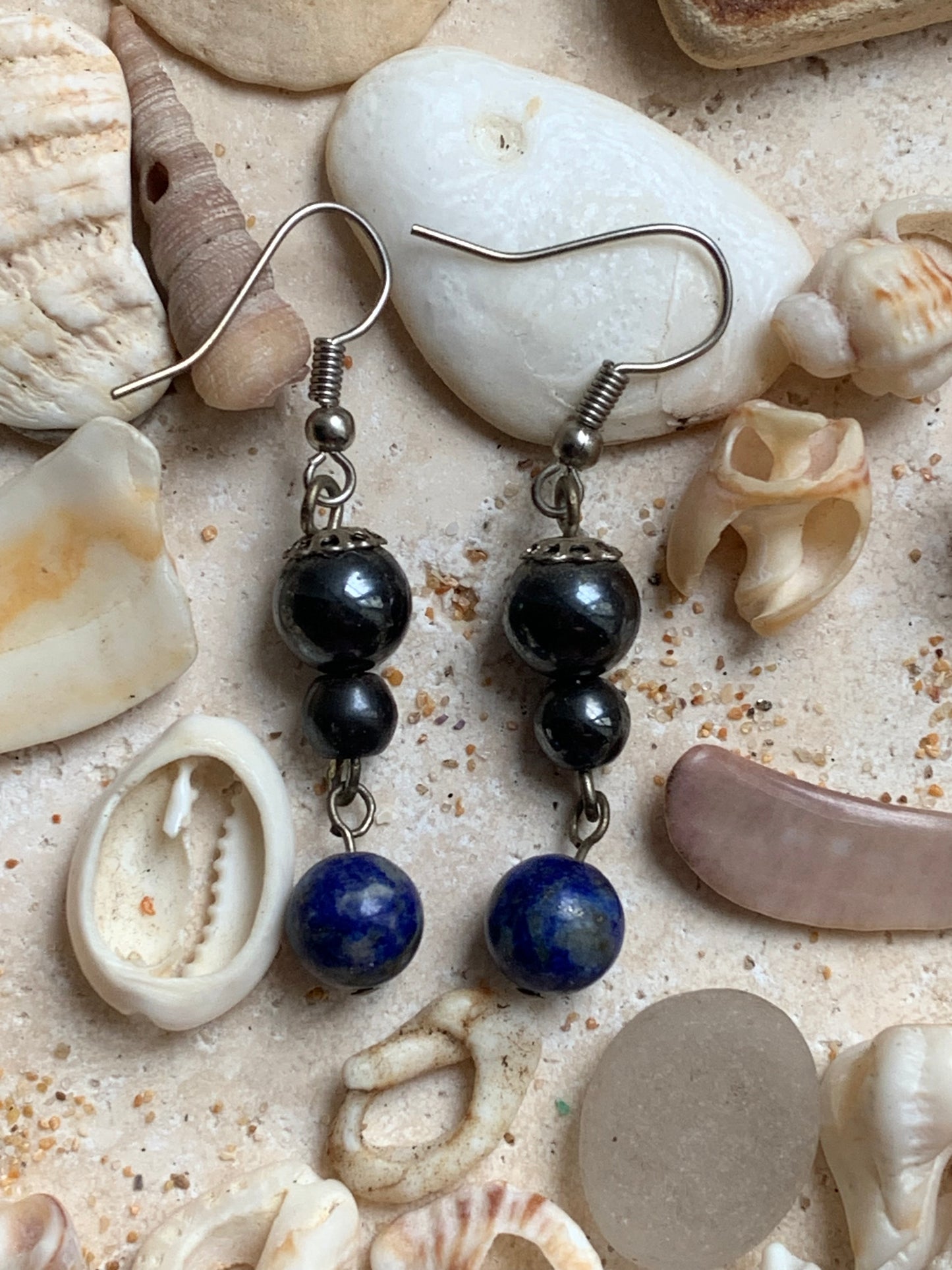 Boucles d'oreilles, collection '2 perles + 1 articulée', fait main par 'Zen Curiosity'. Finition Argent, laiton argenté ou Plaqué Or (au choix), avec perles de qualité AA à AAA ! Choisissez vos perles et composez une paire à votre goût !