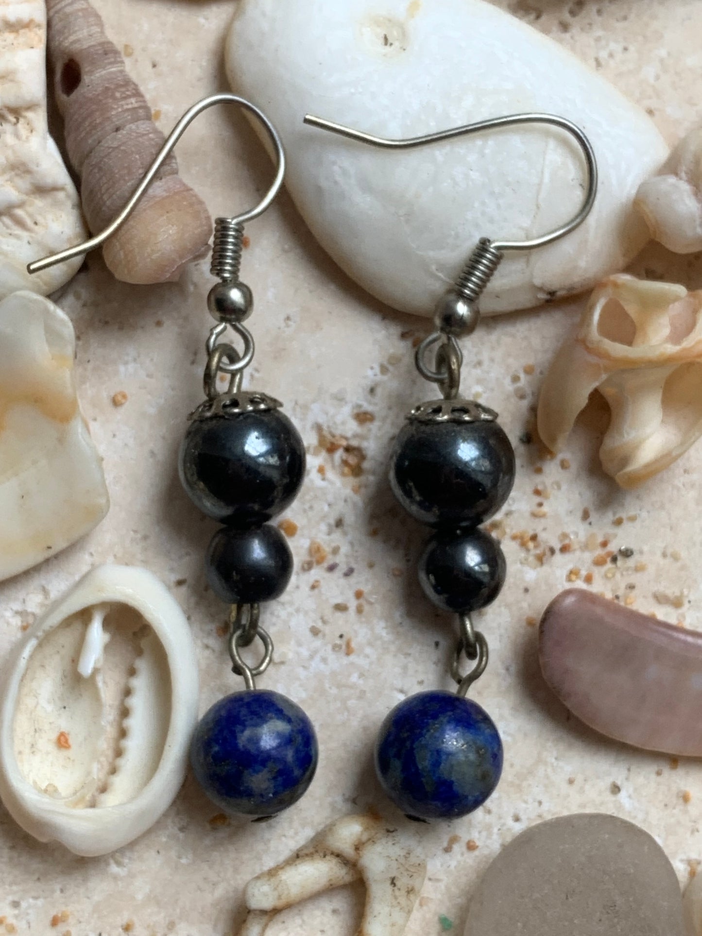 Boucles d'oreilles, collection '2 perles + 1 articulée', fait main par 'Zen Curiosity'. Finition Argent, laiton argenté ou Plaqué Or (au choix), avec perles de qualité AA à AAA ! Choisissez vos perles et composez une paire à votre goût !