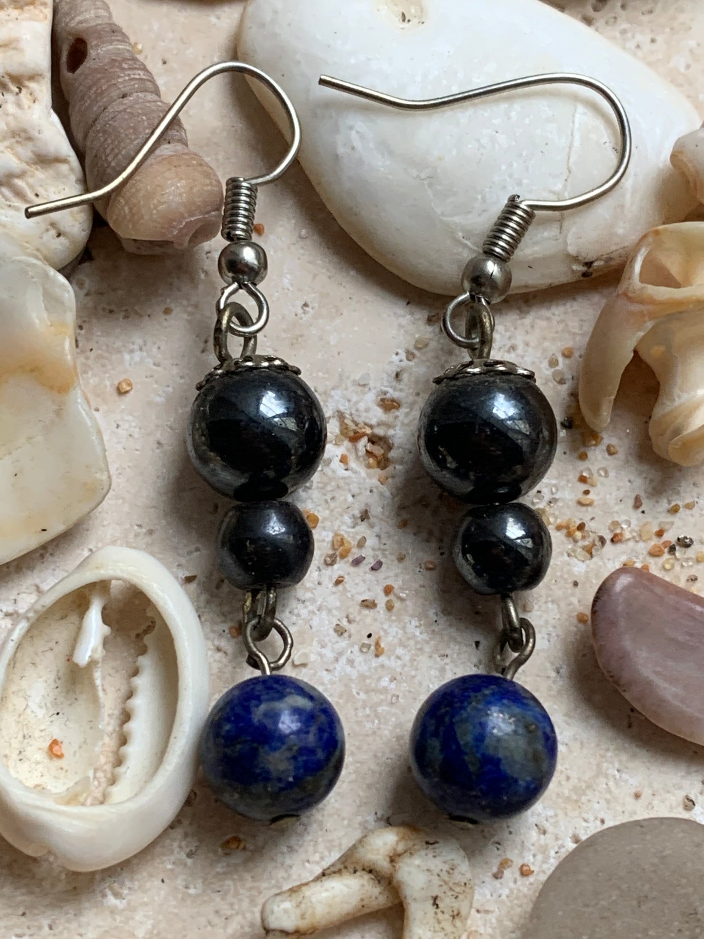 Boucles d'oreilles, collection '2 perles + 1 articulée', fait main par 'Zen Curiosity'. Finition Argent, laiton argenté ou Plaqué Or (au choix), avec perles de qualité AA à AAA ! Choisissez vos perles et composez une paire à votre goût !
