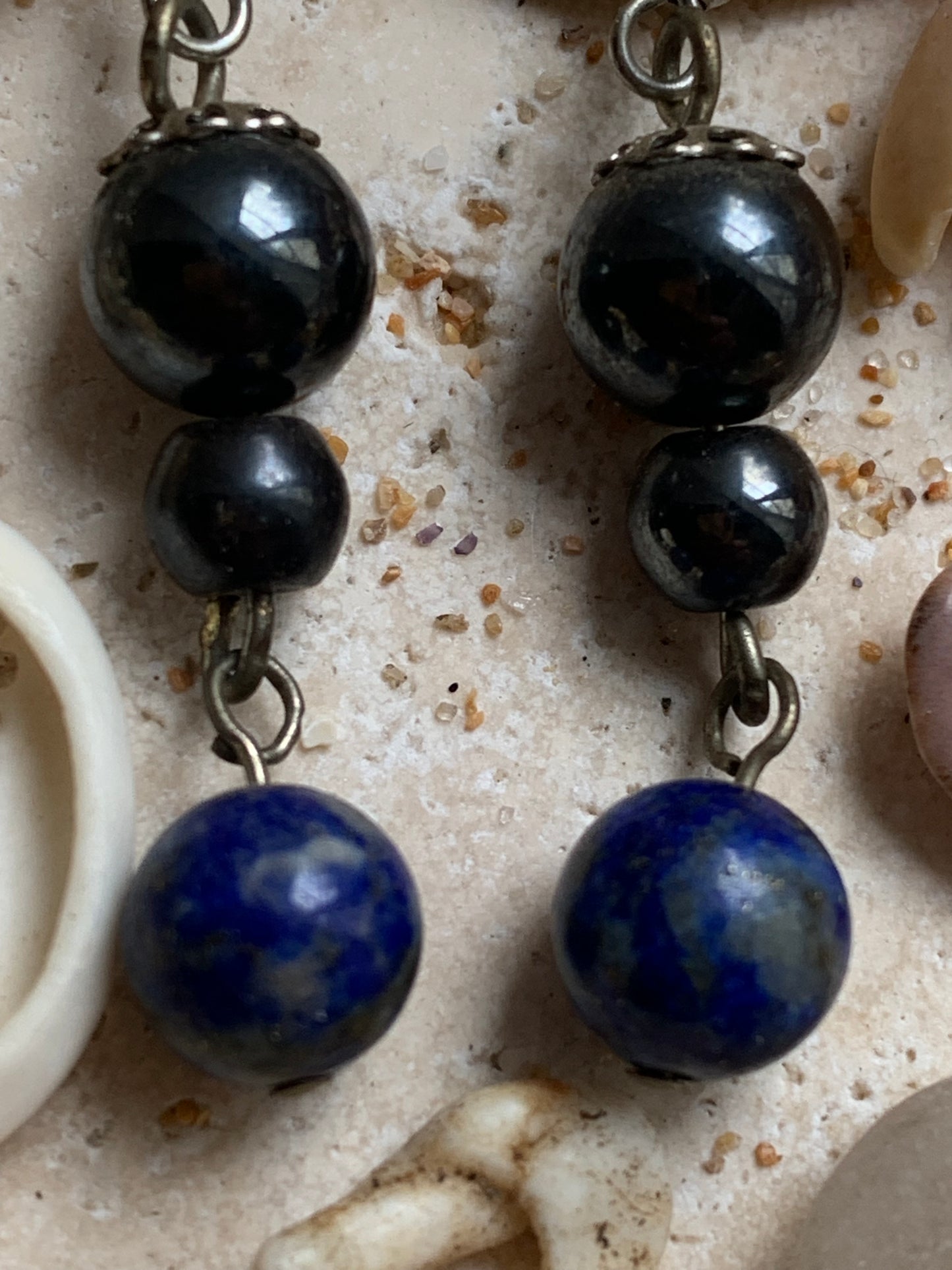 Boucles d'oreilles, collection '2 perles + 1 articulée', fait main par 'Zen Curiosity'. Finition Argent, laiton argenté ou Plaqué Or (au choix), avec perles de qualité AA à AAA ! Choisissez vos perles et composez une paire à votre goût !