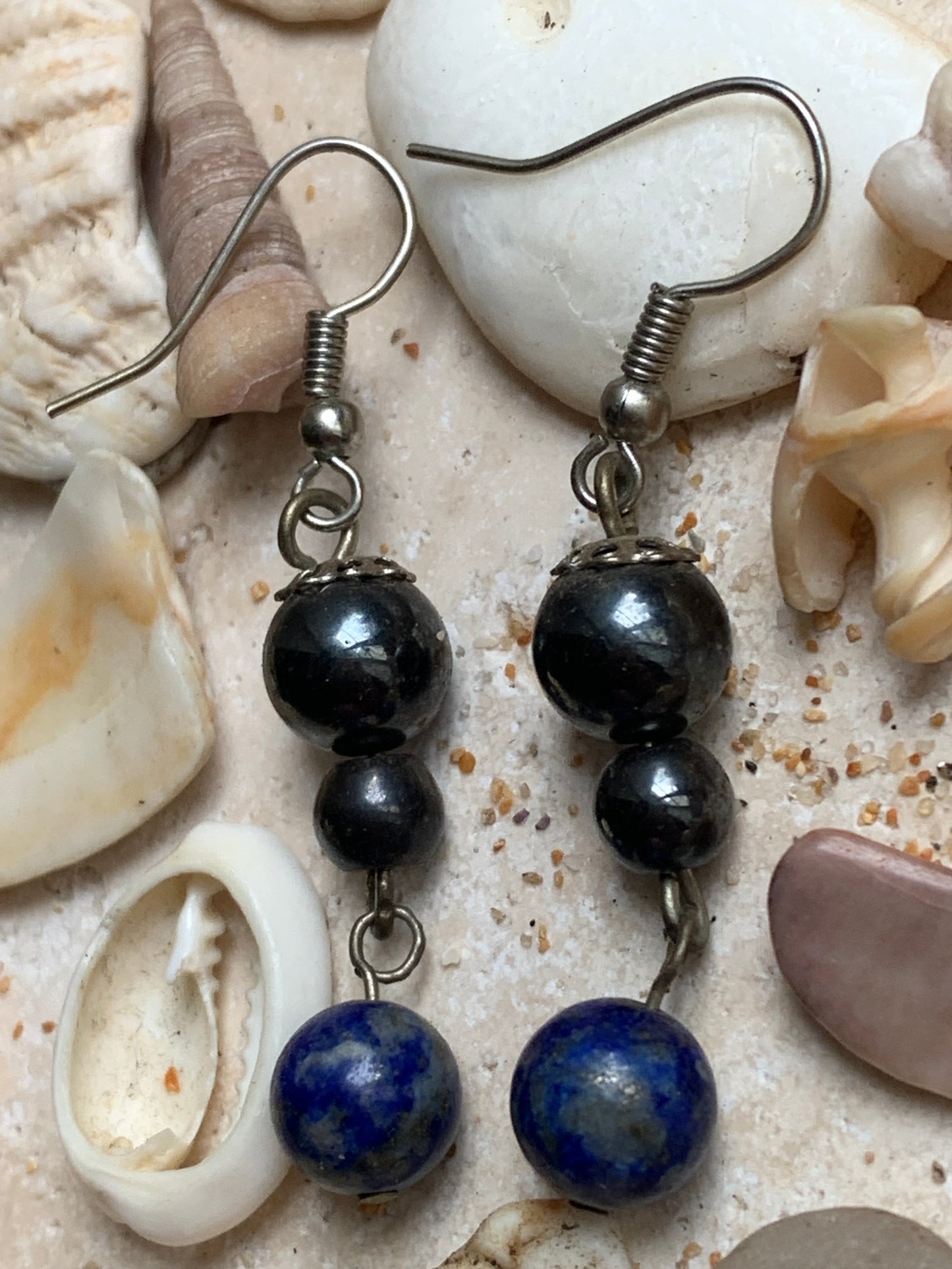 Boucles d'oreilles, collection '2 perles + 1 articulée', fait main par 'Zen Curiosity'. Finition Argent, laiton argenté ou Plaqué Or (au choix), avec perles de qualité AA à AAA ! Choisissez vos perles et composez une paire à votre goût !