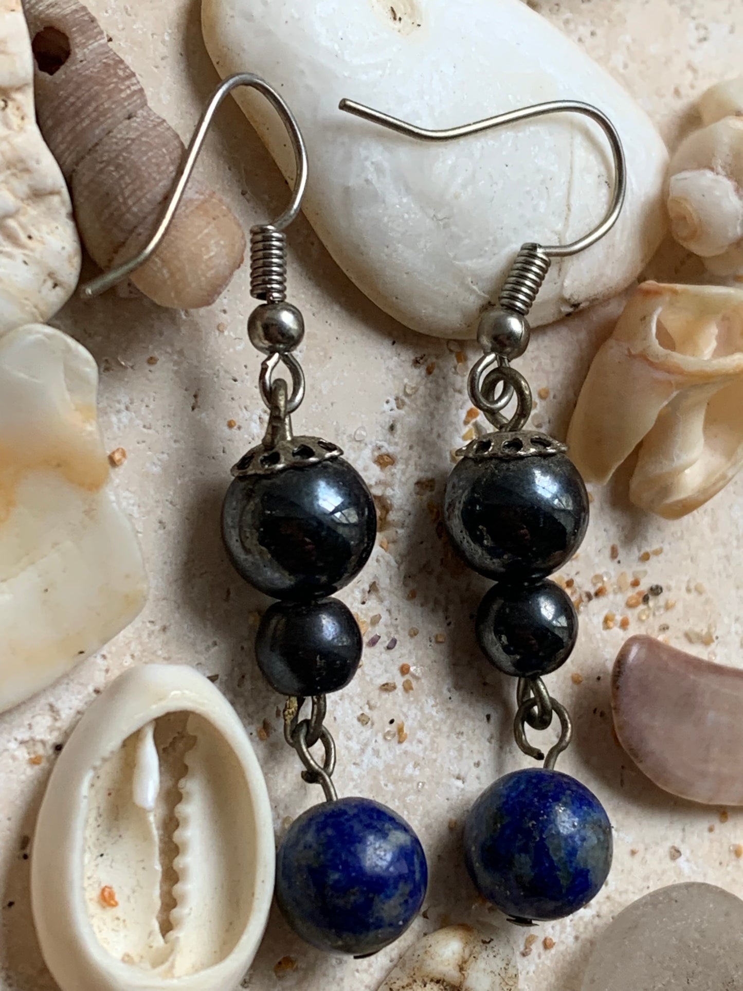 Boucles d'oreilles, collection '2 perles + 1 articulée', fait main par 'Zen Curiosity'. Finition Argent, laiton argenté ou Plaqué Or (au choix), avec perles de qualité AA à AAA ! Choisissez vos perles et composez une paire à votre goût !