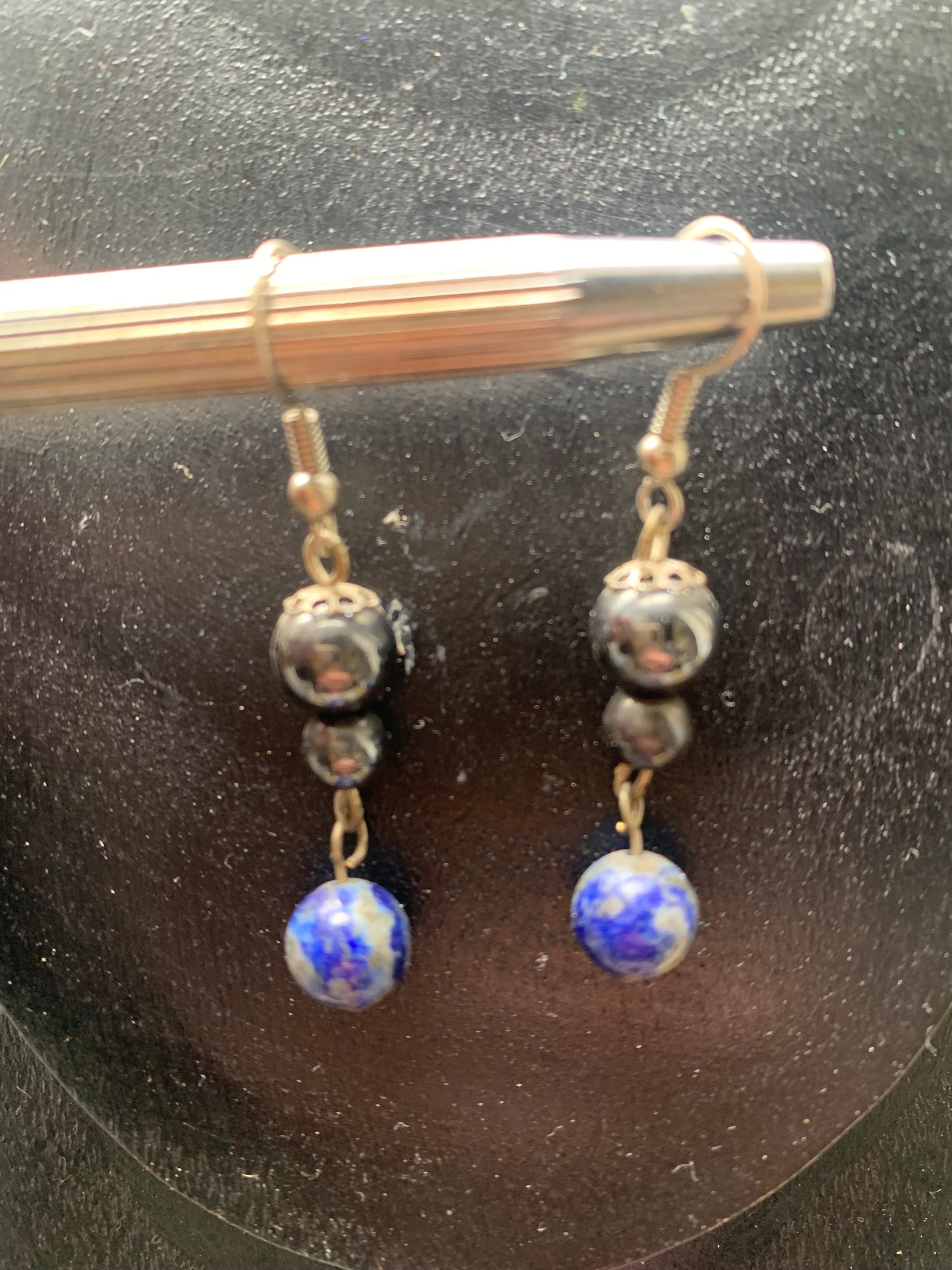 Boucles d'oreilles, collection '2 perles + 1 articulée', fait main par 'Zen Curiosity'. Finition Argent, laiton argenté ou Plaqué Or (au choix), avec perles de qualité AA à AAA ! Choisissez vos perles et composez une paire à votre goût !