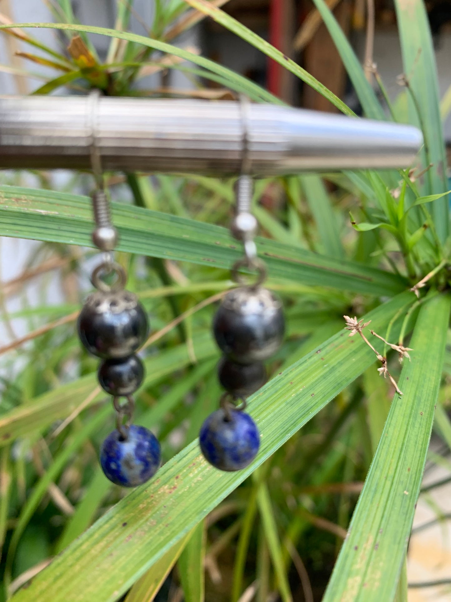 Boucles d'oreilles, collection '2 perles + 1 articulée', fait main par 'Zen Curiosity'. Finition Argent, laiton argenté ou Plaqué Or (au choix), avec perles de qualité AA à AAA ! Choisissez vos perles et composez une paire à votre goût !