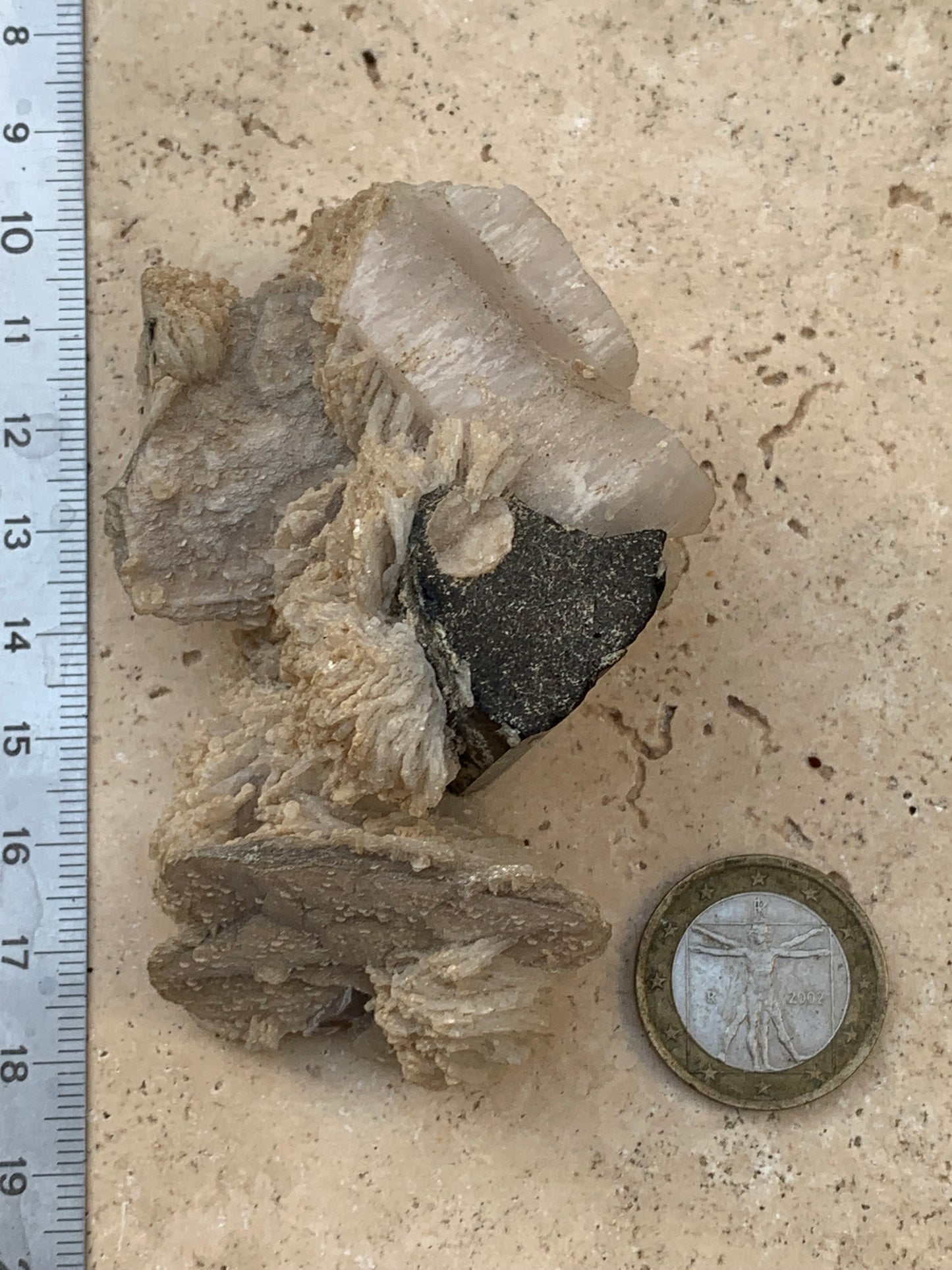 Tourmaline noire, spécimen naturel de 80 x 50 x 36 mm - 117 grammes. Une très belle tourmaline sur Quartz et Muscovite !