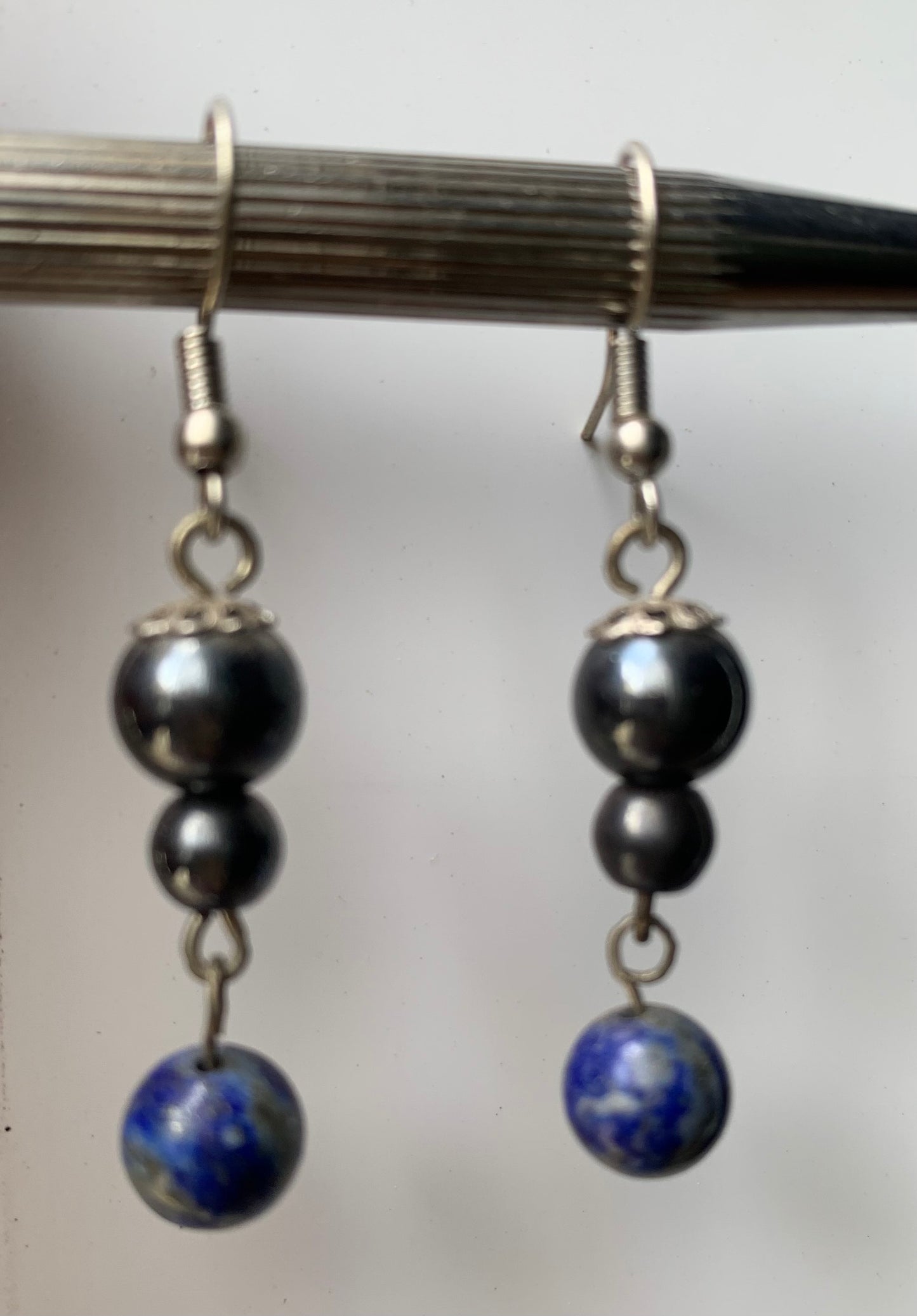 Boucles d'oreilles, collection '2 perles + 1 articulée', fait main par 'Zen Curiosity'. Finition Argent, laiton argenté ou Plaqué Or (au choix), avec perles de qualité AA à AAA ! Choisissez vos perles et composez une paire à votre goût !