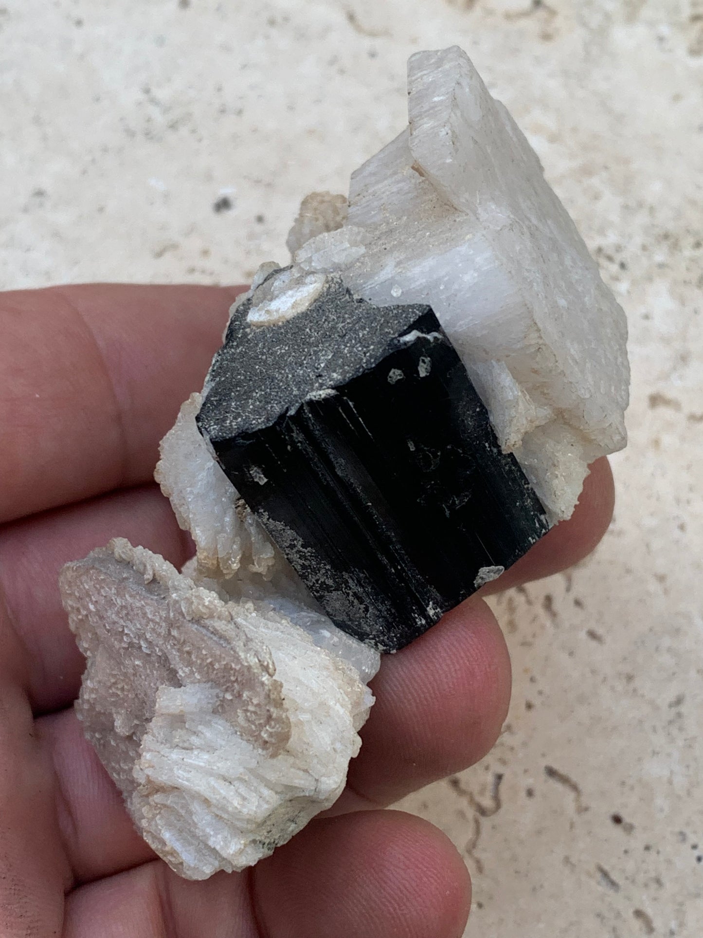 Tourmaline noire, spécimen naturel de 80 x 50 x 36 mm - 117 grammes. Une très belle tourmaline sur Quartz et Muscovite !