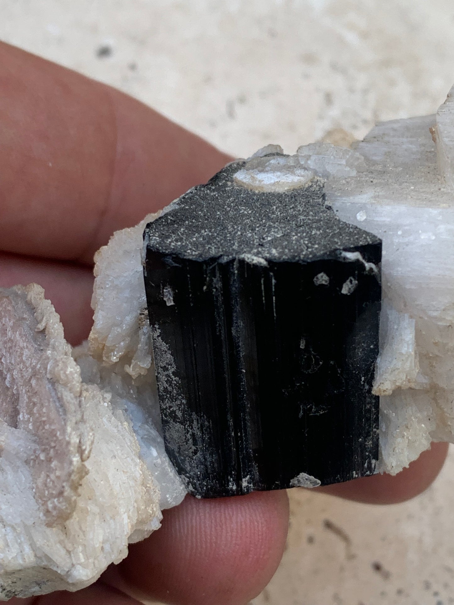 Tourmaline noire, spécimen naturel de 80 x 50 x 36 mm - 117 grammes. Une très belle tourmaline sur Quartz et Muscovite !