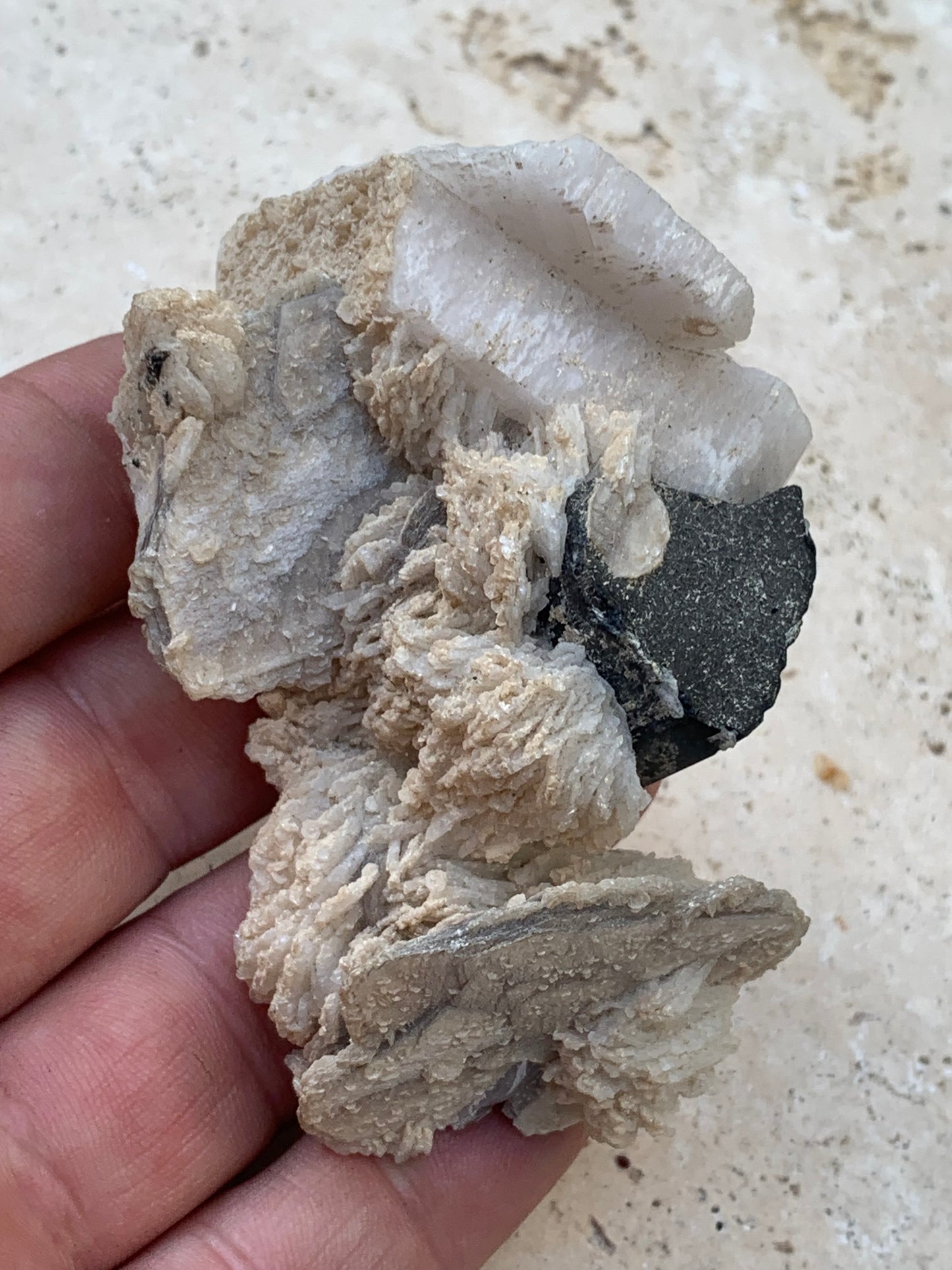 Tourmaline noire, spécimen naturel de 80 x 50 x 36 mm - 117 grammes. Une très belle tourmaline sur Quartz et Muscovite !