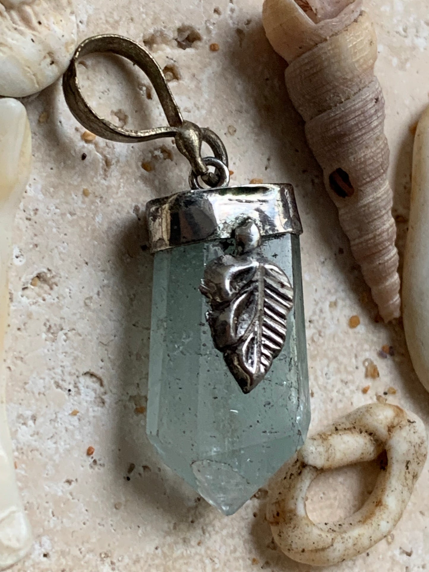 Aigue-marine, pendentif Argent avec fantaisie en métal ! Pièce unique de 38mmx12 x 12. Vendu avec cordon réglable de couleur noire. Fait au Pakistan !