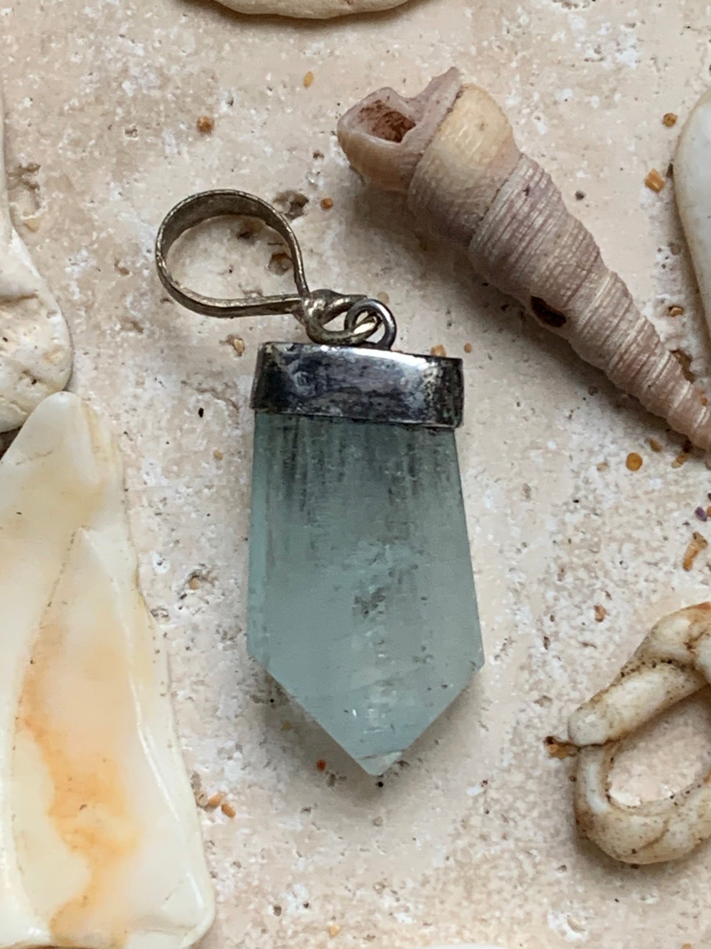 Aigue-marine, pendentif Argent avec fantaisie en métal ! Pièce unique de 38mmx12 x 12. Vendu avec cordon réglable de couleur noire. Fait au Pakistan !