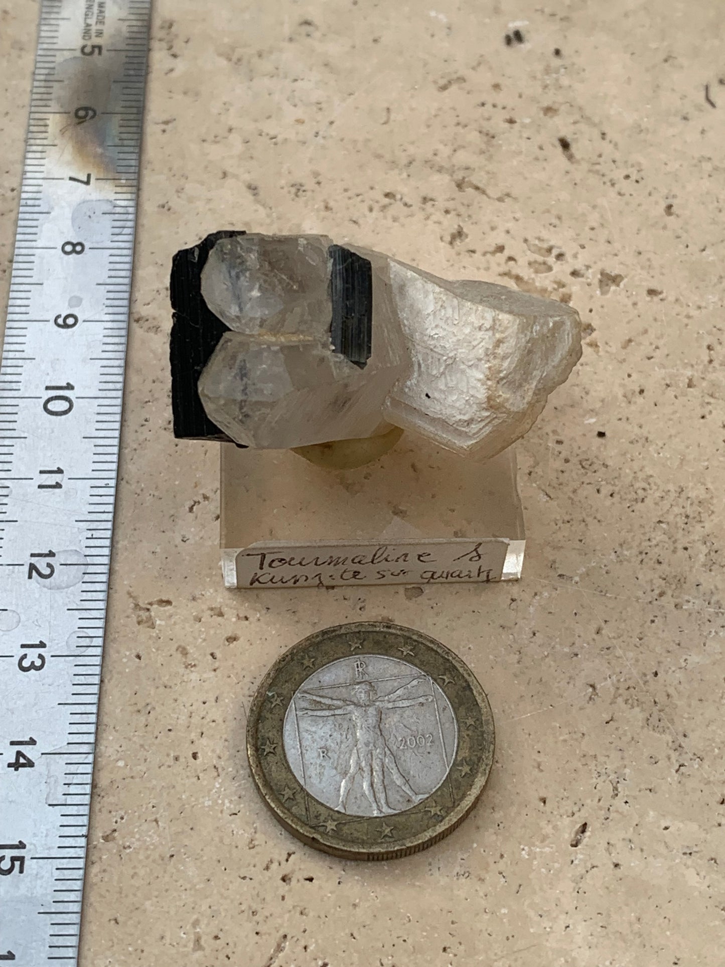 Tourmaline noire, spécimen naturel de 38 x 26 x 23 mm - 19,5 grammes. Une très belle tourmaline sur Quartz et Kunzite verte !