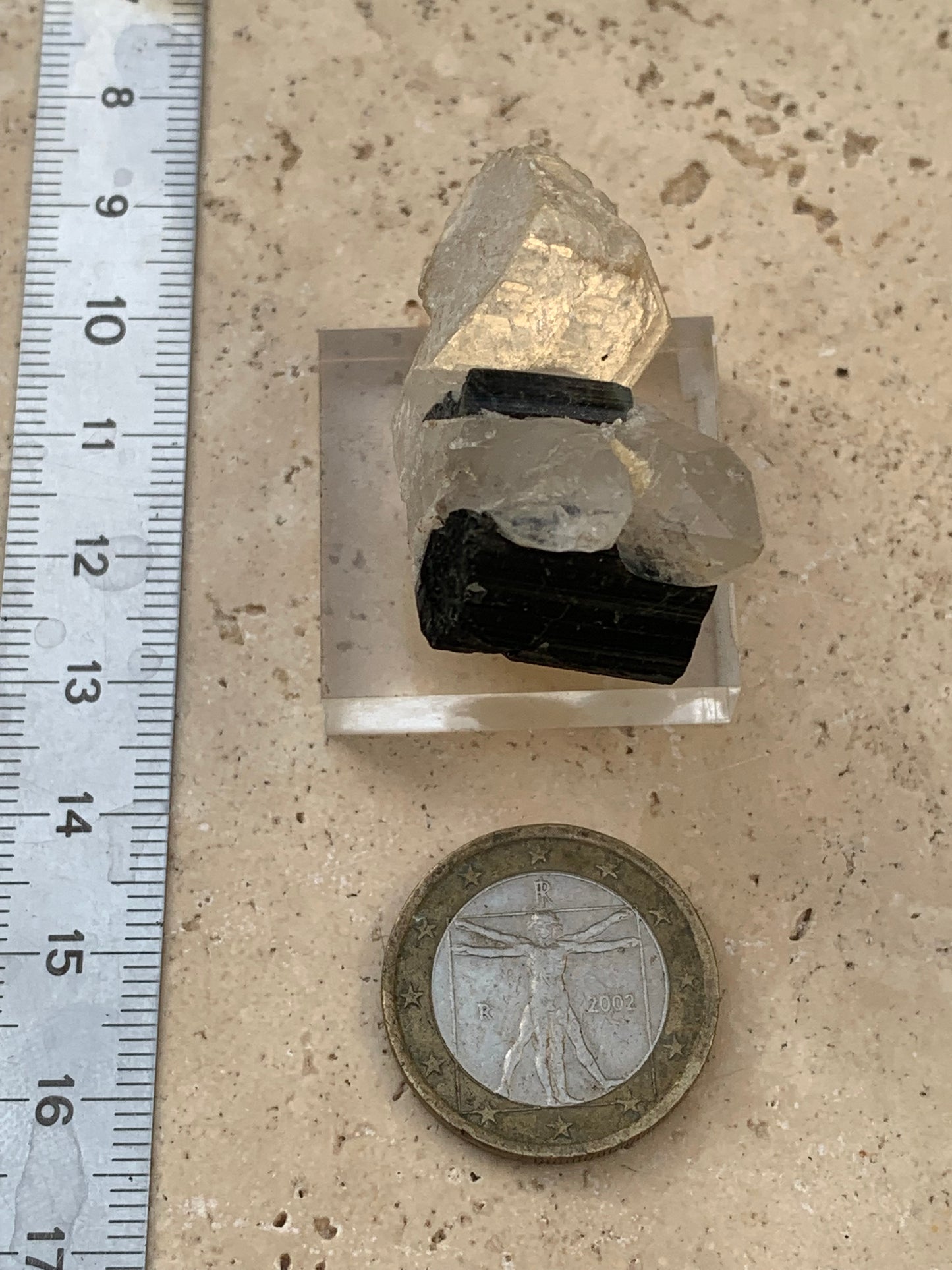 Tourmaline noire, spécimen naturel de 38 x 26 x 23 mm - 19,5 grammes. Une très belle tourmaline sur Quartz et Kunzite verte !