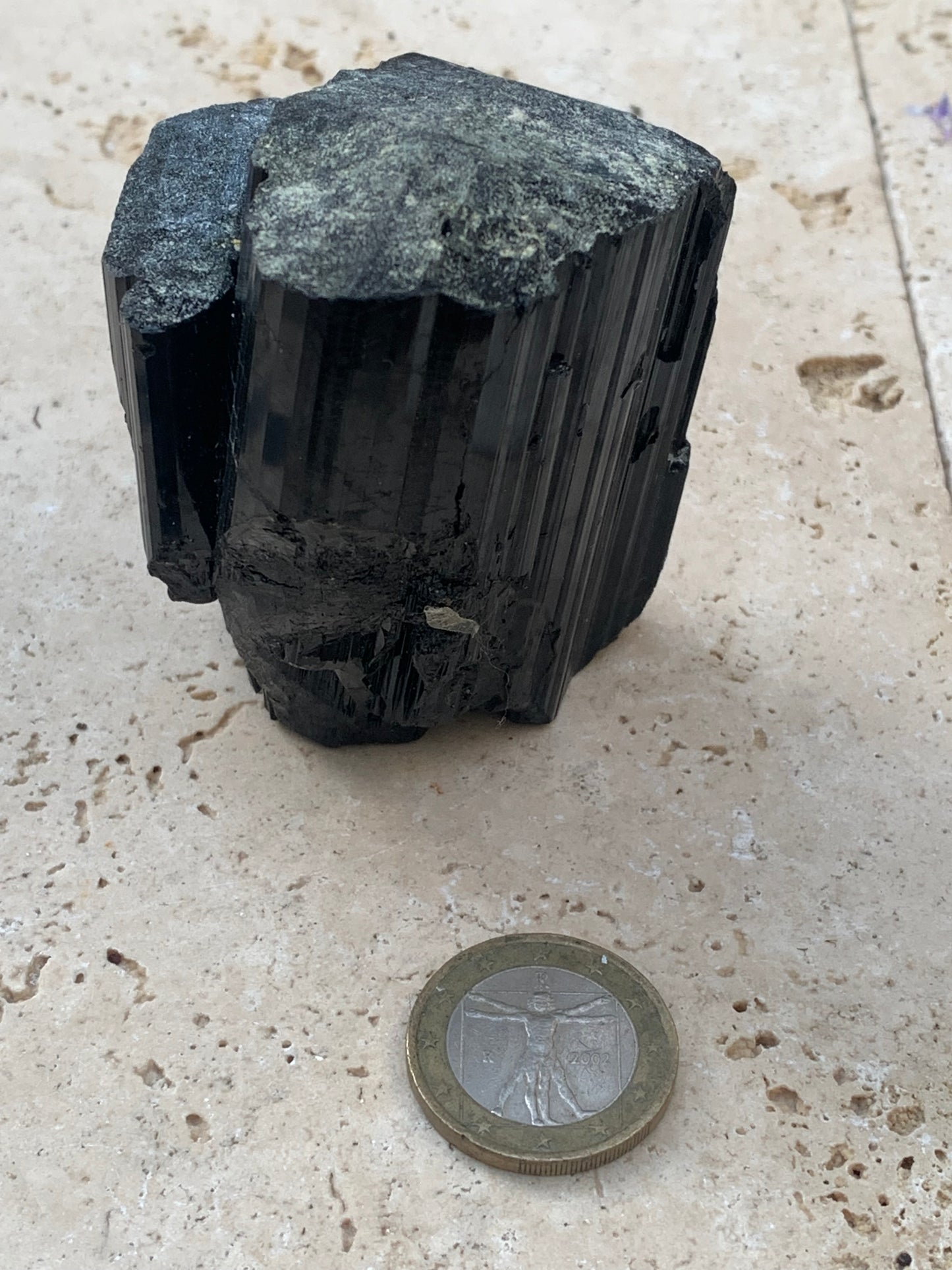Tourmaline noire, spécimen naturel de 65 x 52 x 50 mm - 246,2 grammes. Un très beau bloc tourmaline !