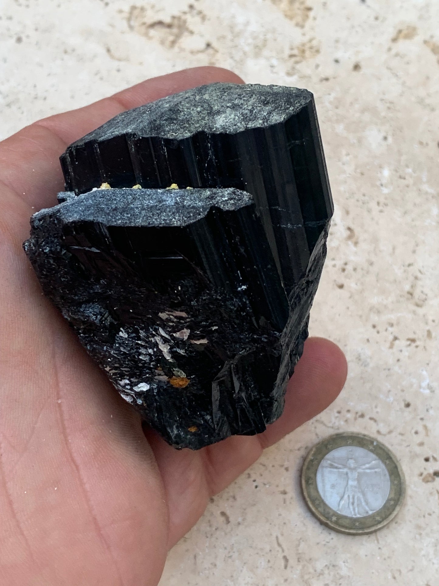 Tourmaline noire, spécimen naturel de 65 x 52 x 50 mm - 246,2 grammes. Un très beau bloc tourmaline !