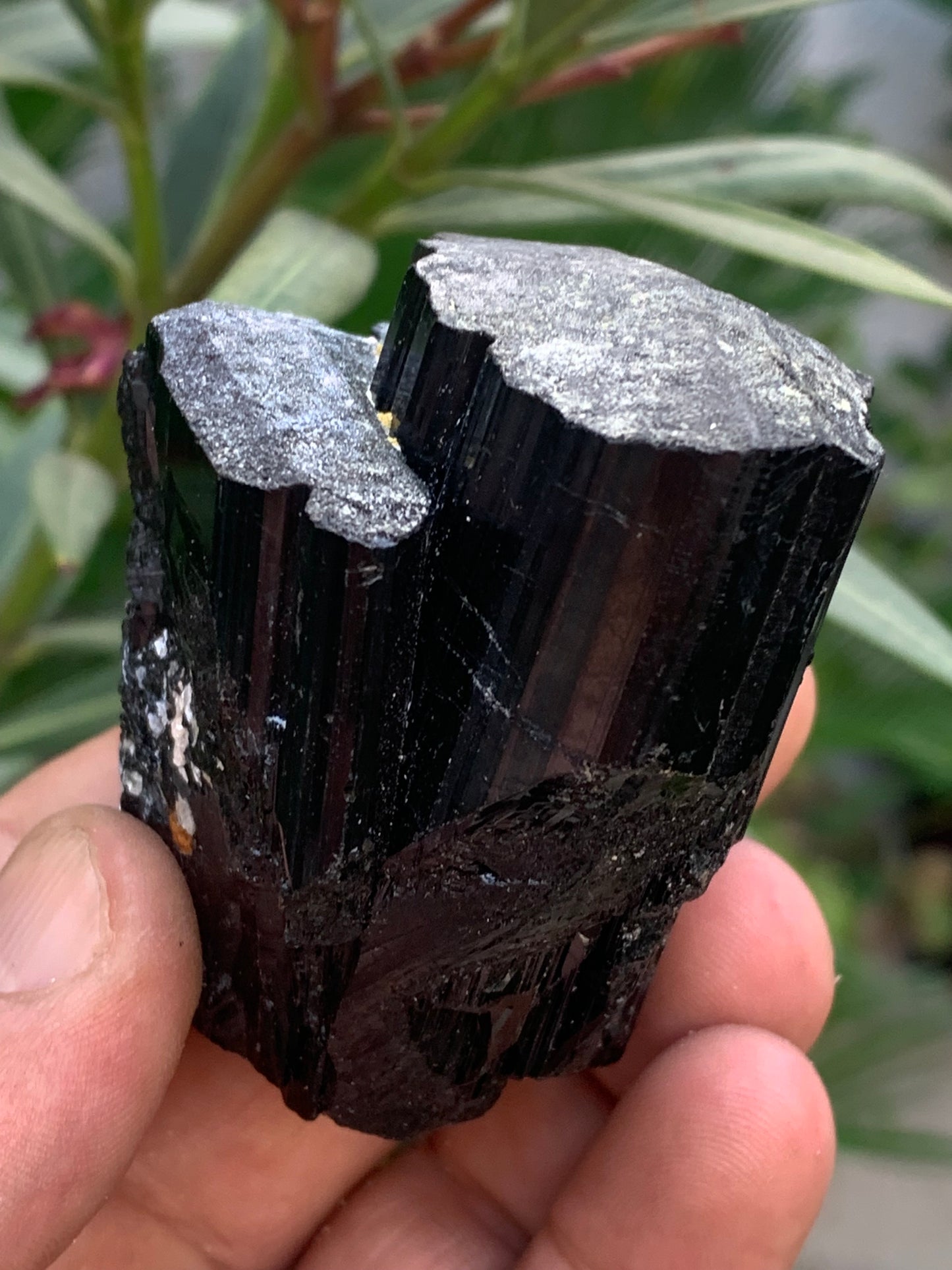 Tourmaline noire, spécimen naturel de 65 x 52 x 50 mm - 246,2 grammes. Un très beau bloc tourmaline !