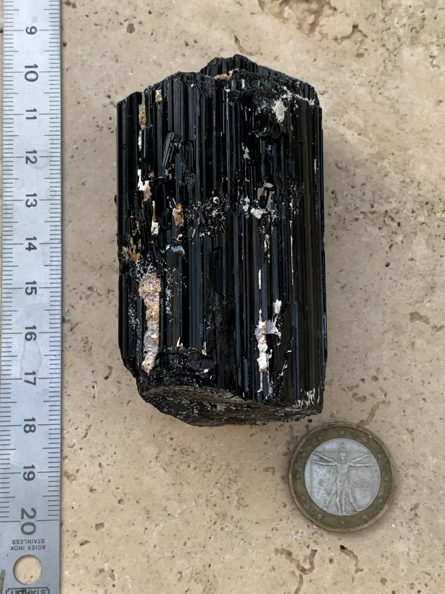 Tourmaline noire, spécimen naturel de 65 x 49 x 45 mm - 248,2 grammes. Un très beau bloc tourmaline !