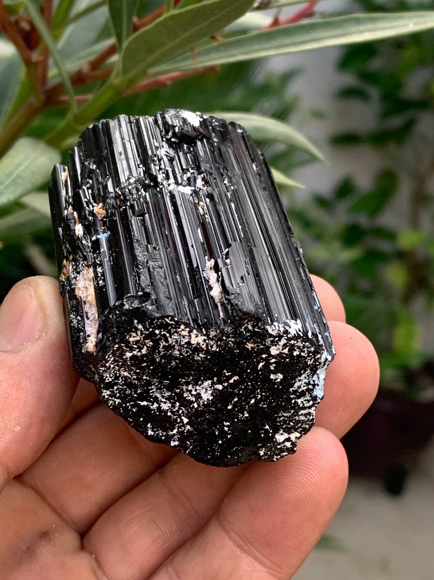 Tourmaline noire, spécimen naturel de 65 x 49 x 45 mm - 248,2 grammes. Un très beau bloc tourmaline !