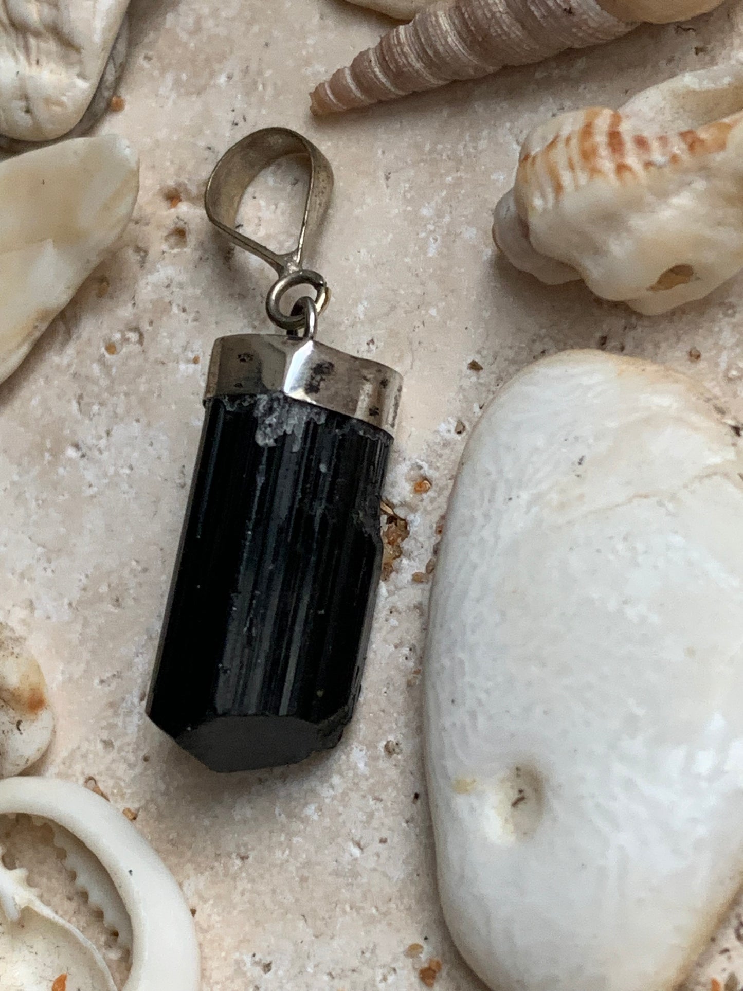 Tourmaline noire, pièce unique en Argent de 36 x 11 x 9 mm. Vendu avec un cordon réglable de couleur noire !
