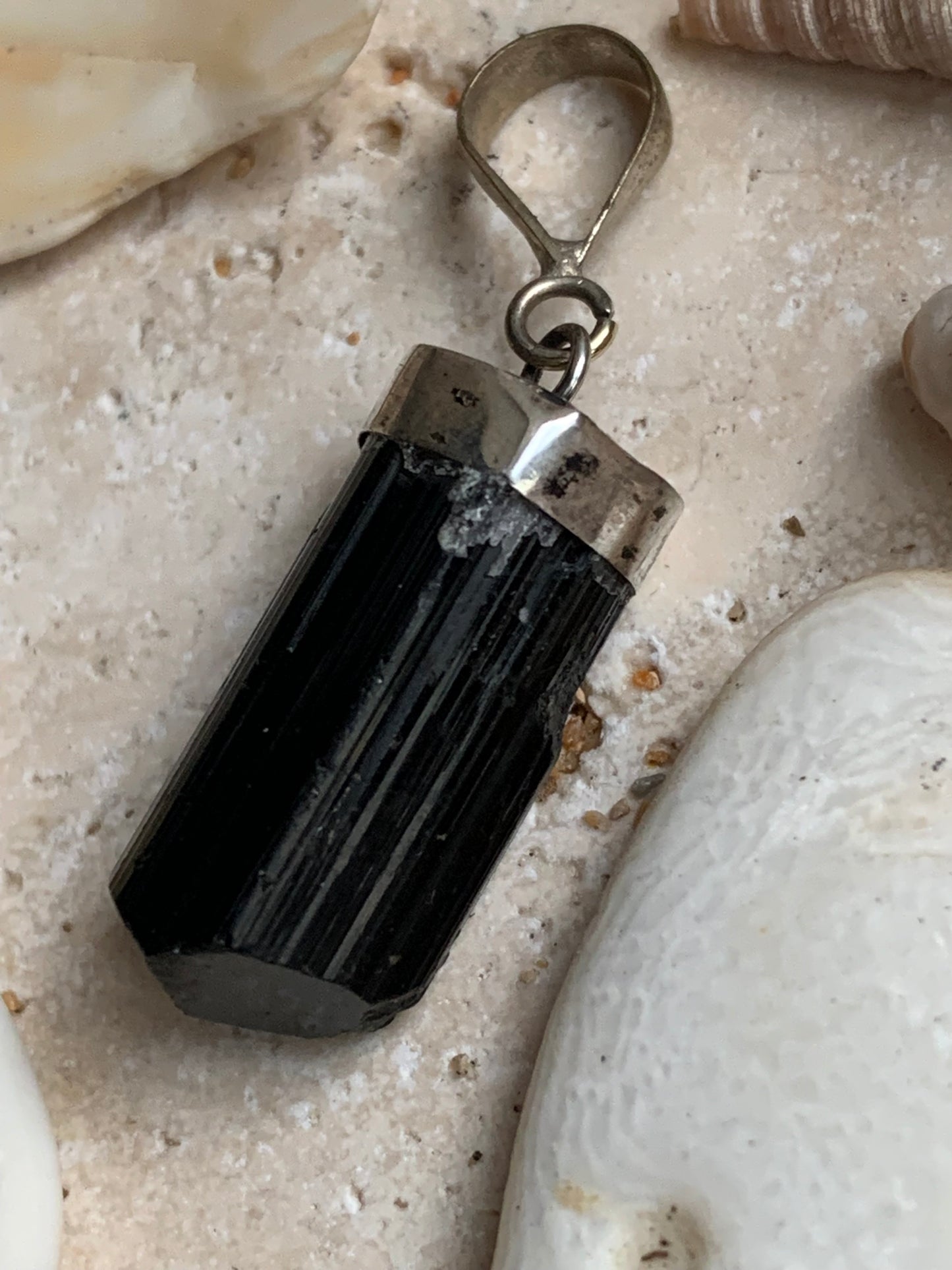 Tourmaline noire, pièce unique en Argent de 36 x 11 x 9 mm. Vendu avec un cordon réglable de couleur noire !