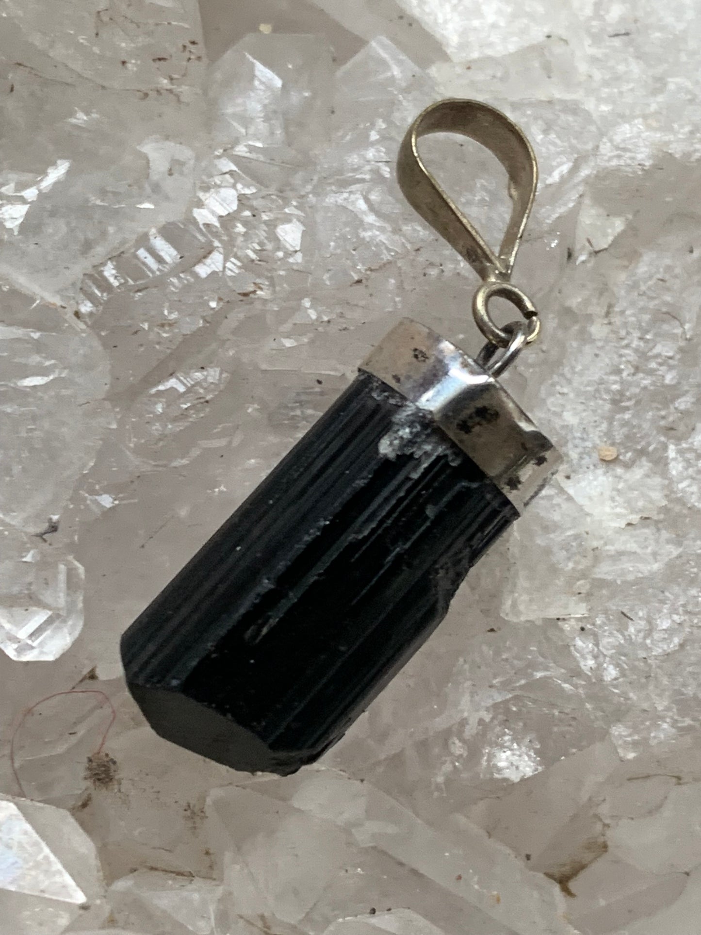 Tourmaline noire, pièce unique en Argent de 36 x 11 x 9 mm. Vendu avec un cordon réglable de couleur noire !