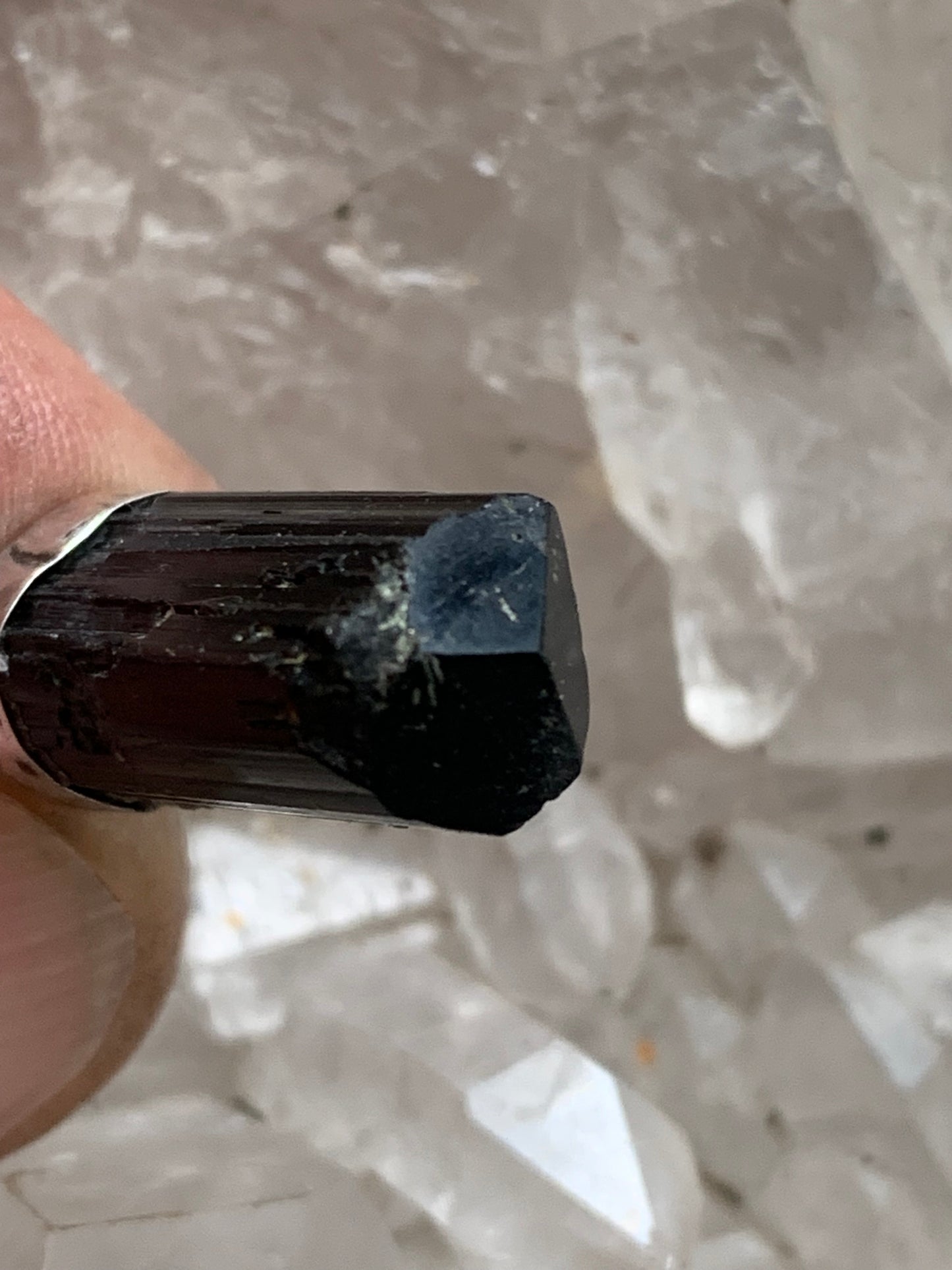 Tourmaline noire, pièce unique en Argent de 36 x 11 x 9 mm. Vendu avec un cordon réglable de couleur noire !