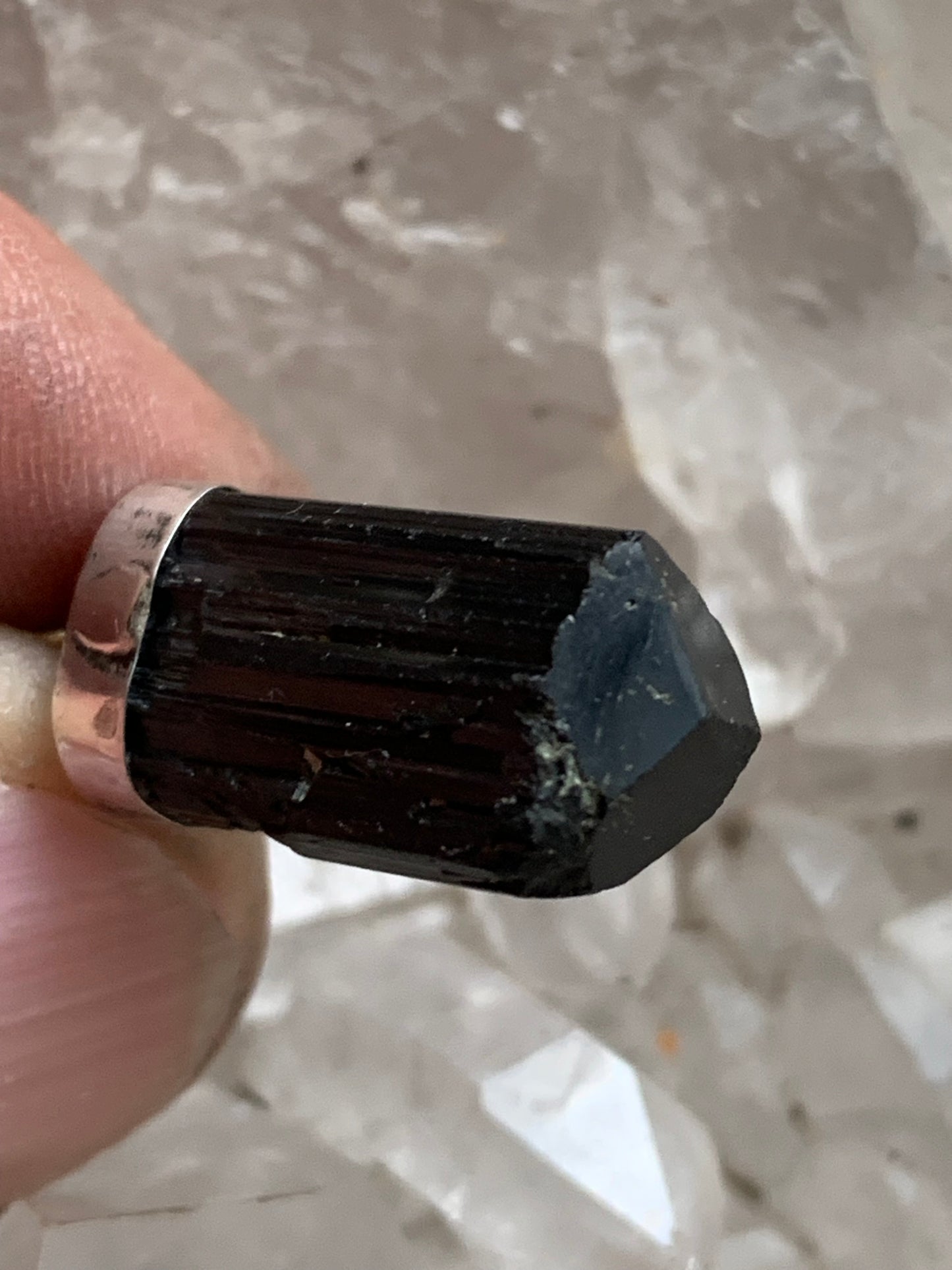Tourmaline noire, pièce unique en Argent de 36 x 11 x 9 mm. Vendu avec un cordon réglable de couleur noire !