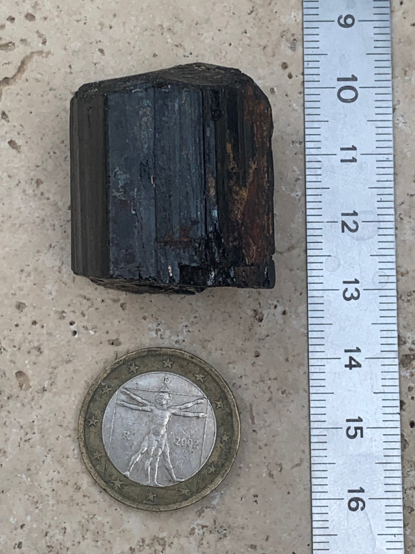 Tourmaline noire, spécimen naturel de 32 x 30 x 27 mm - 50,6 grammes. Un très beau bloc de tourmaline !