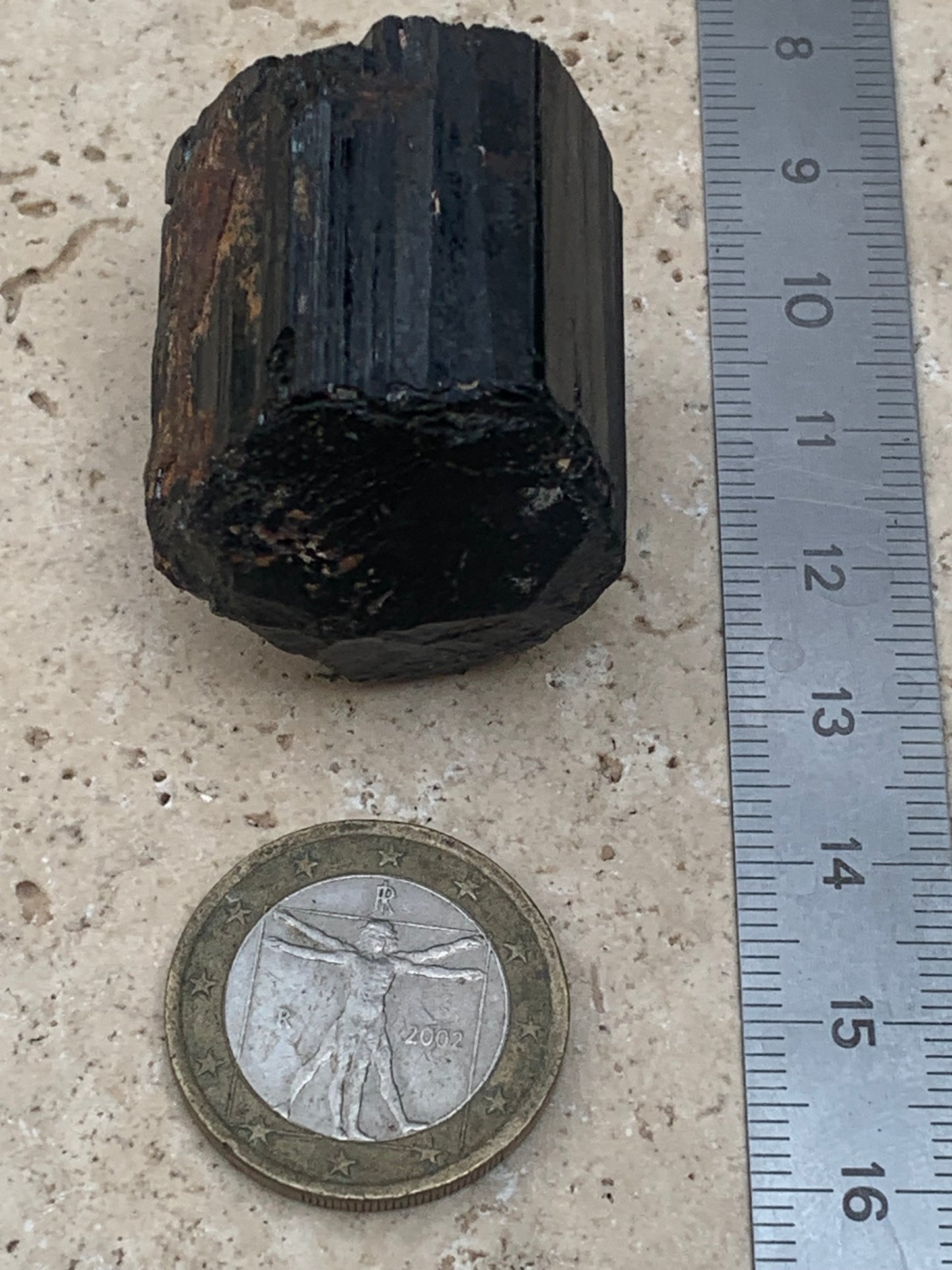 Tourmaline noire, spécimen naturel de 32 x 30 x 27 mm - 50,6 grammes. Un très beau bloc de tourmaline !