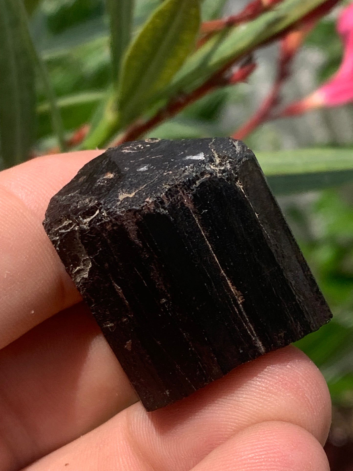 Tourmaline noire, spécimen naturel de 32 x 30 x 27 mm - 50,6 grammes. Un très beau bloc de tourmaline !