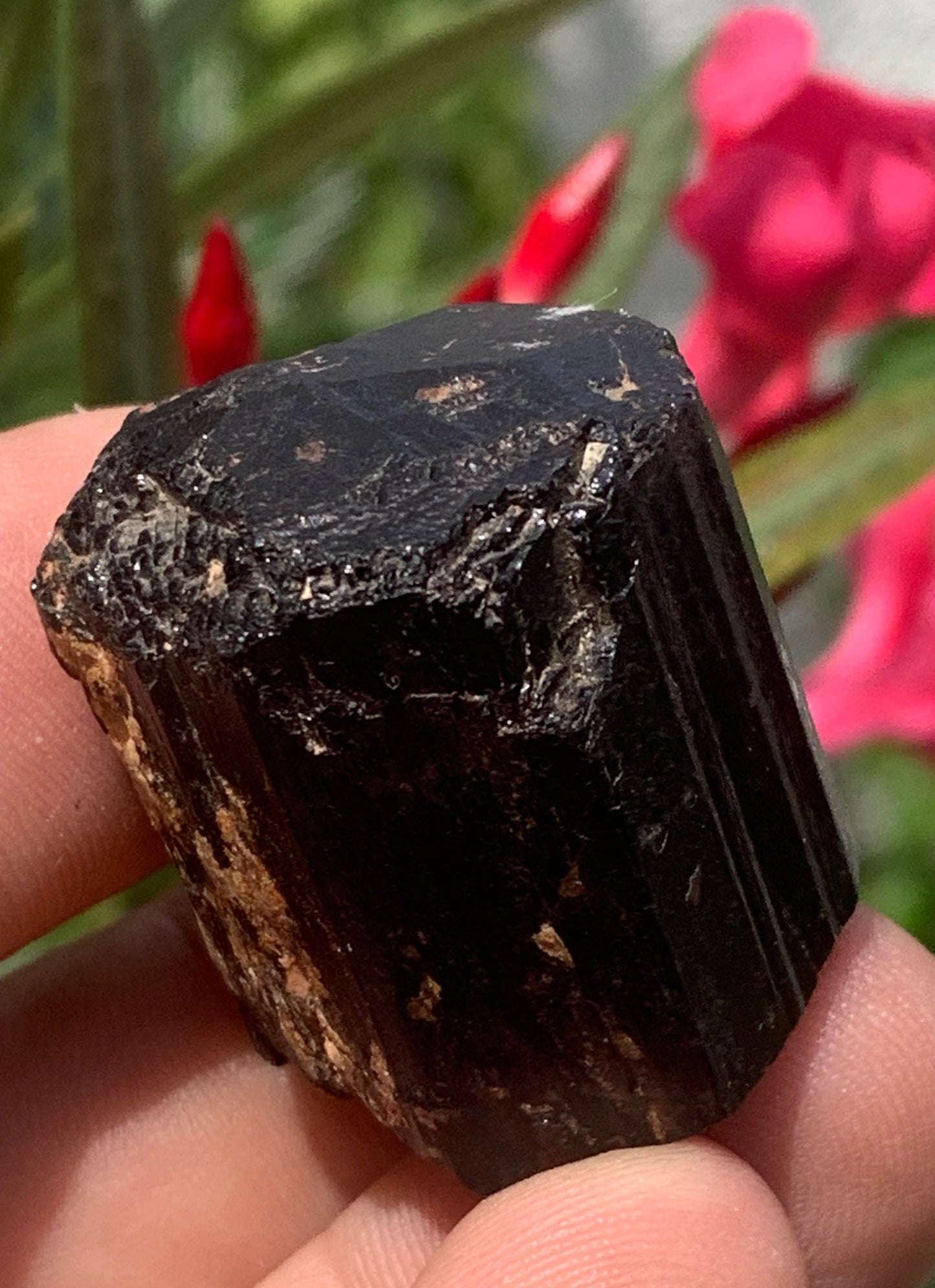 Tourmaline noire, spécimen naturel de 32 x 30 x 27 mm - 50,6 grammes. Un très beau bloc de tourmaline !