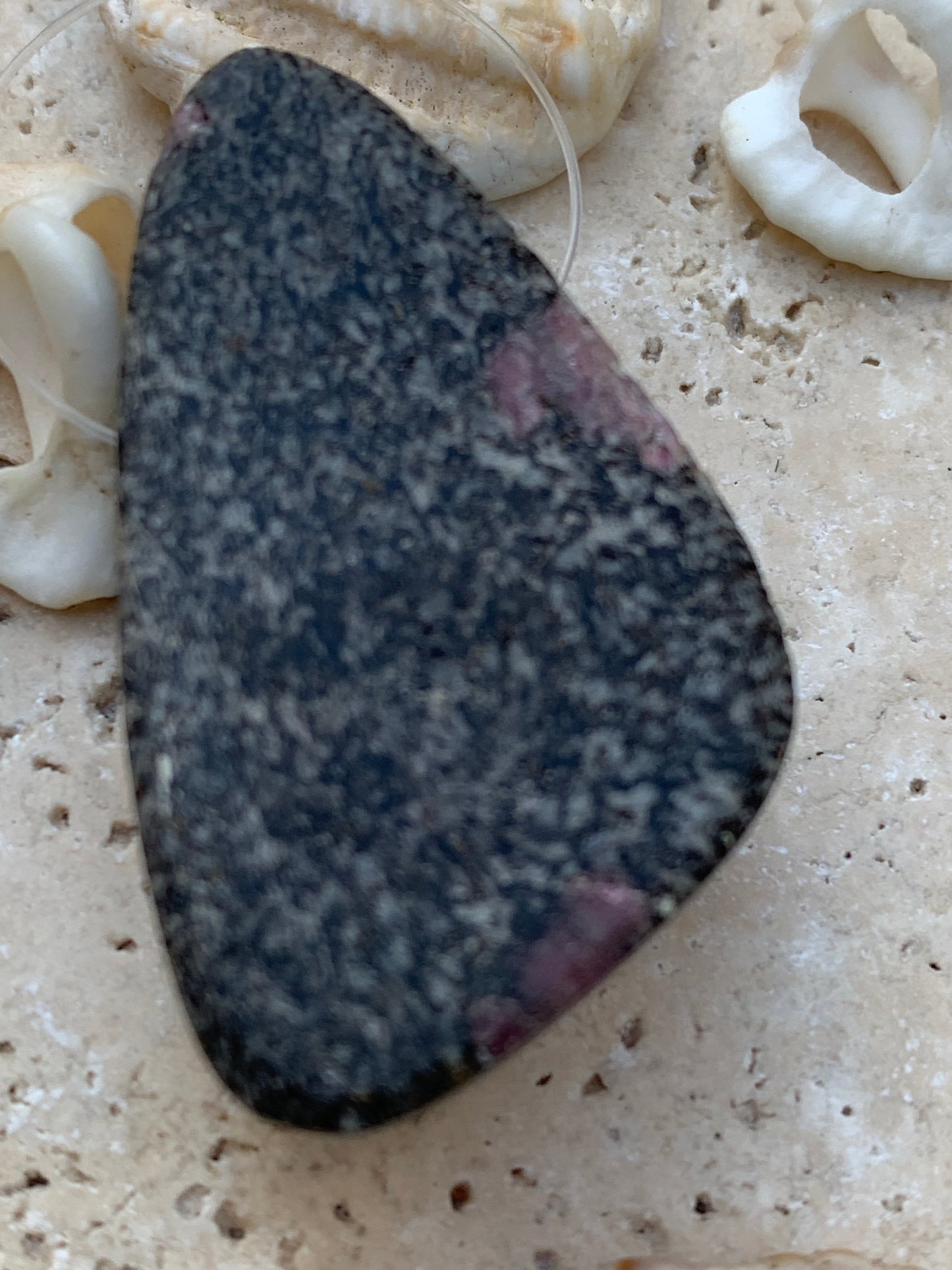 Rubis d'Inde ! Pièce unique avec gangue, de 37 millimètres de hauteur x 23 x 12. Vendu avec un cordon réglable de couleur noire !