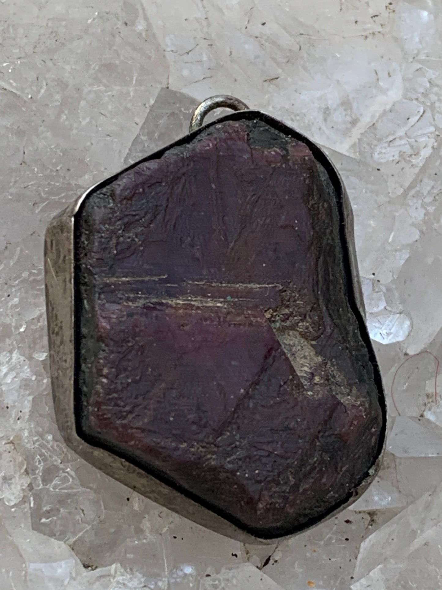 Rubis de tanzanie ! Corindon naturel serti sur Argent par G & Z, de 35 mm de ht x25 x11. Vendu avec un cordon réglable de couleur noire !