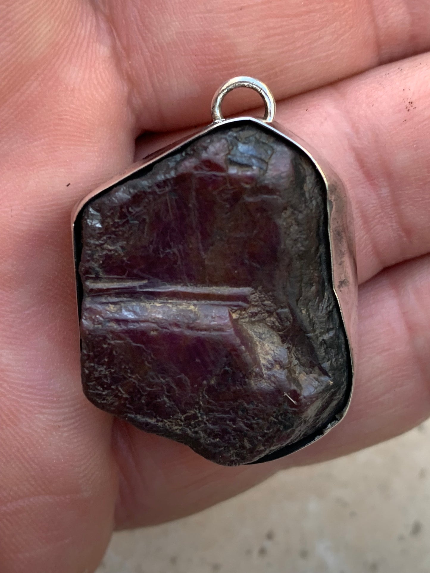Rubis de tanzanie ! Corindon naturel serti sur Argent par G & Z, de 35 mm de ht x25 x11. Vendu avec un cordon réglable de couleur noire !