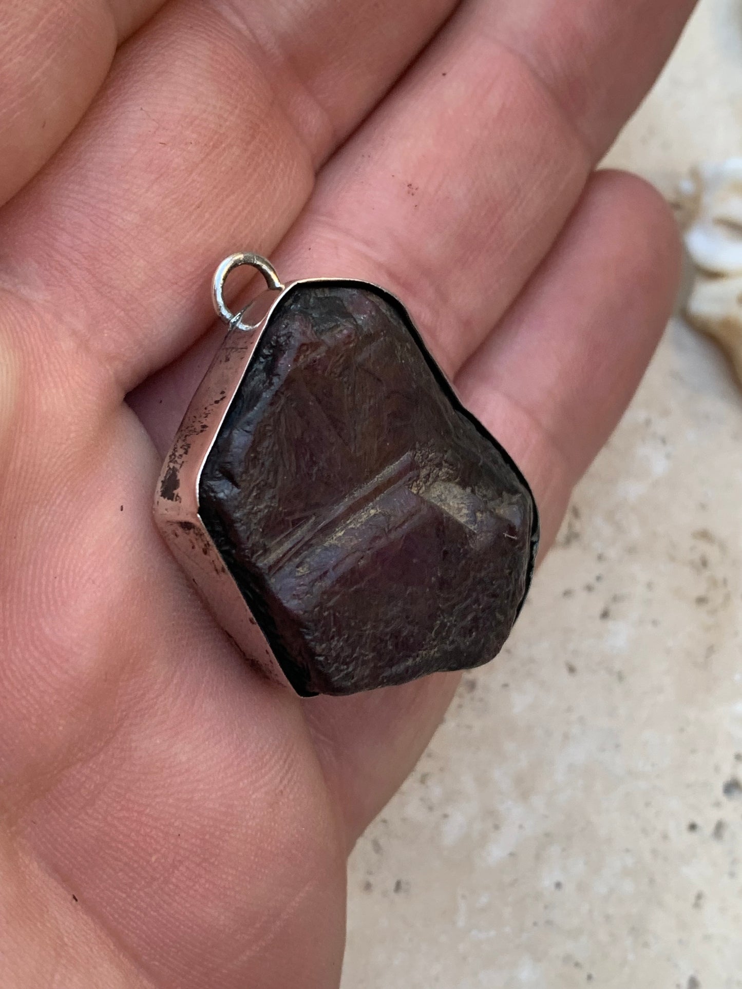 Rubis de tanzanie ! Corindon naturel serti sur Argent par G & Z, de 35 mm de ht x25 x11. Vendu avec un cordon réglable de couleur noire !