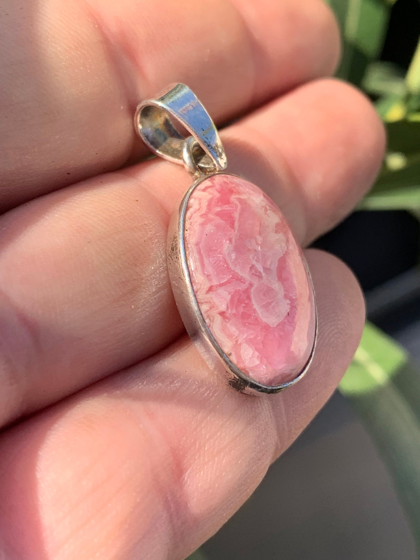 Rhodochrosite ! Pièce unique en Argent de 38 mm x 17 x 5. Vendu avec un cordon réglable de couleur noire !