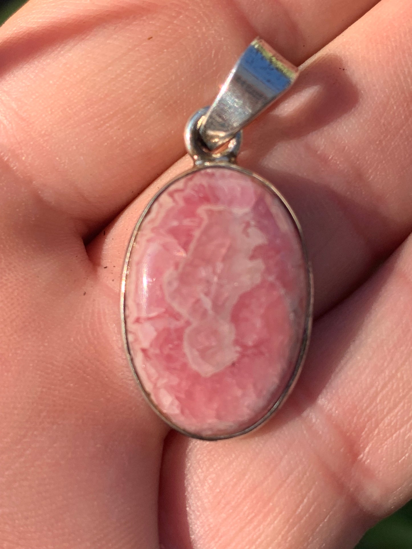 Rhodochrosite ! Pièce unique en Argent de 38 mm x 17 x 5. Vendu avec un cordon réglable de couleur noire !