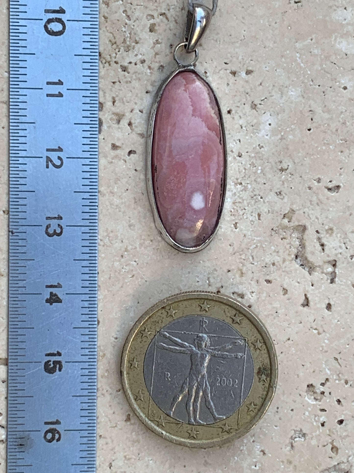 Rhodochrosite ! Pièce unique en Argent de 35 mm x 12 x 5. Vendu avec un cordon réglable de couleur noire !