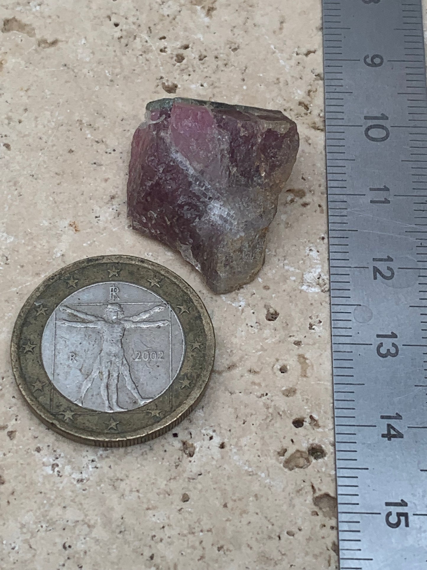 Tourmaline Rubellite, 24 x 20 x 13mm - 7,3 grammes. Une belle pièce naturelle !