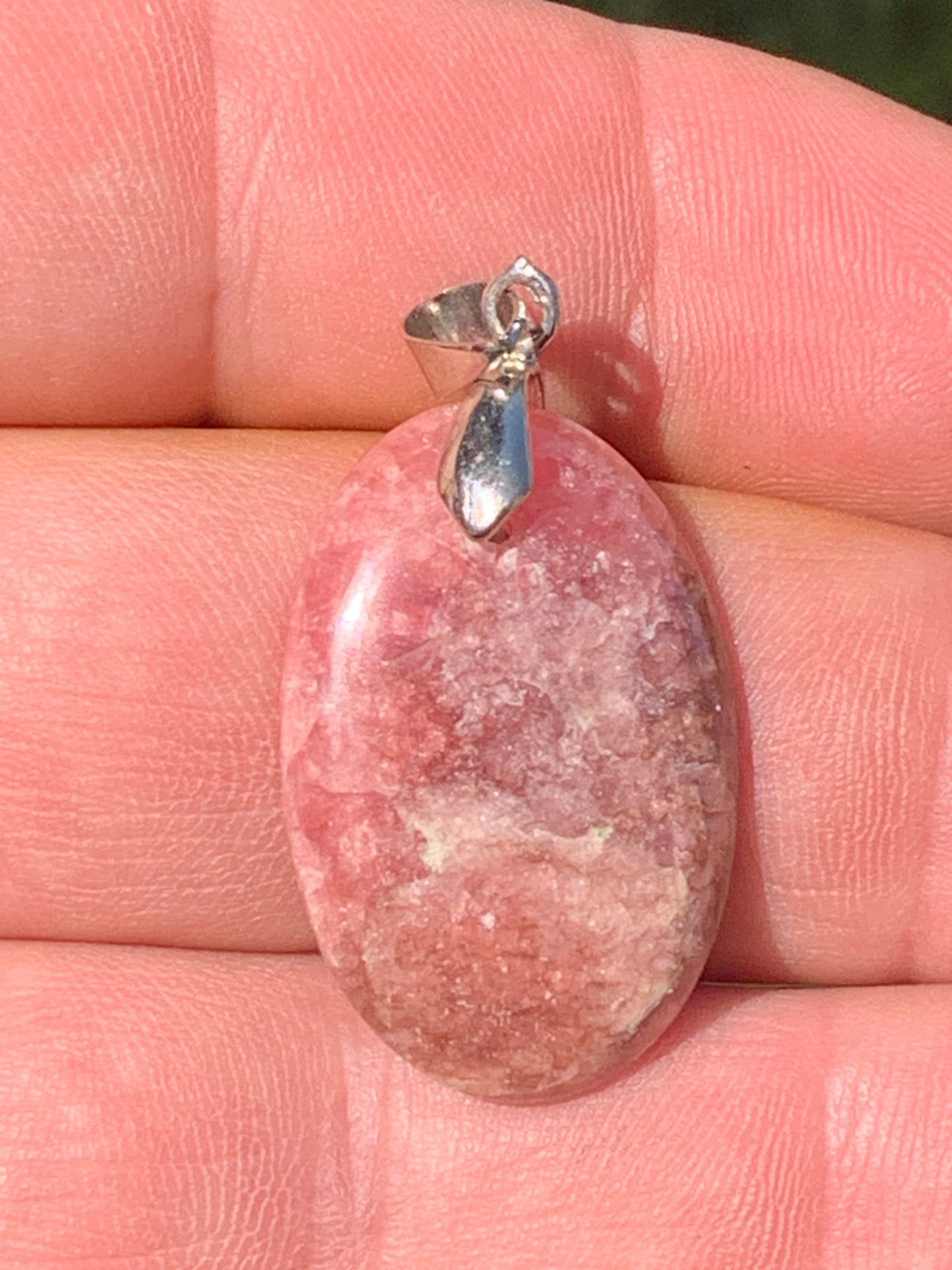 Rhodochrosite, 'cabochon percé' de 40 mm x 18 x 6. Vendu avec un cordon réglable de couleur noire !
