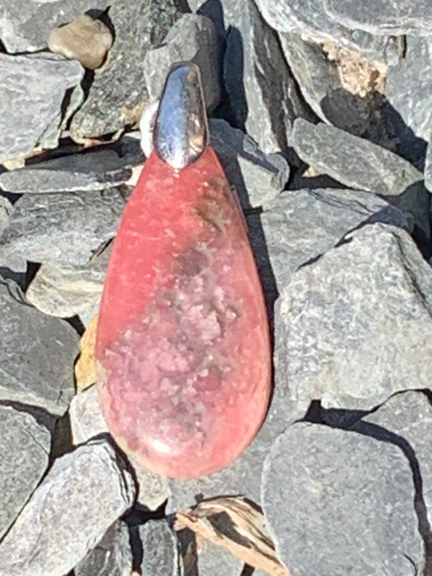 Rhodochrosite, 'cabochon percé' de 45 mm x 18 x 6. Vendu avec un cordon réglable de couleur noire !