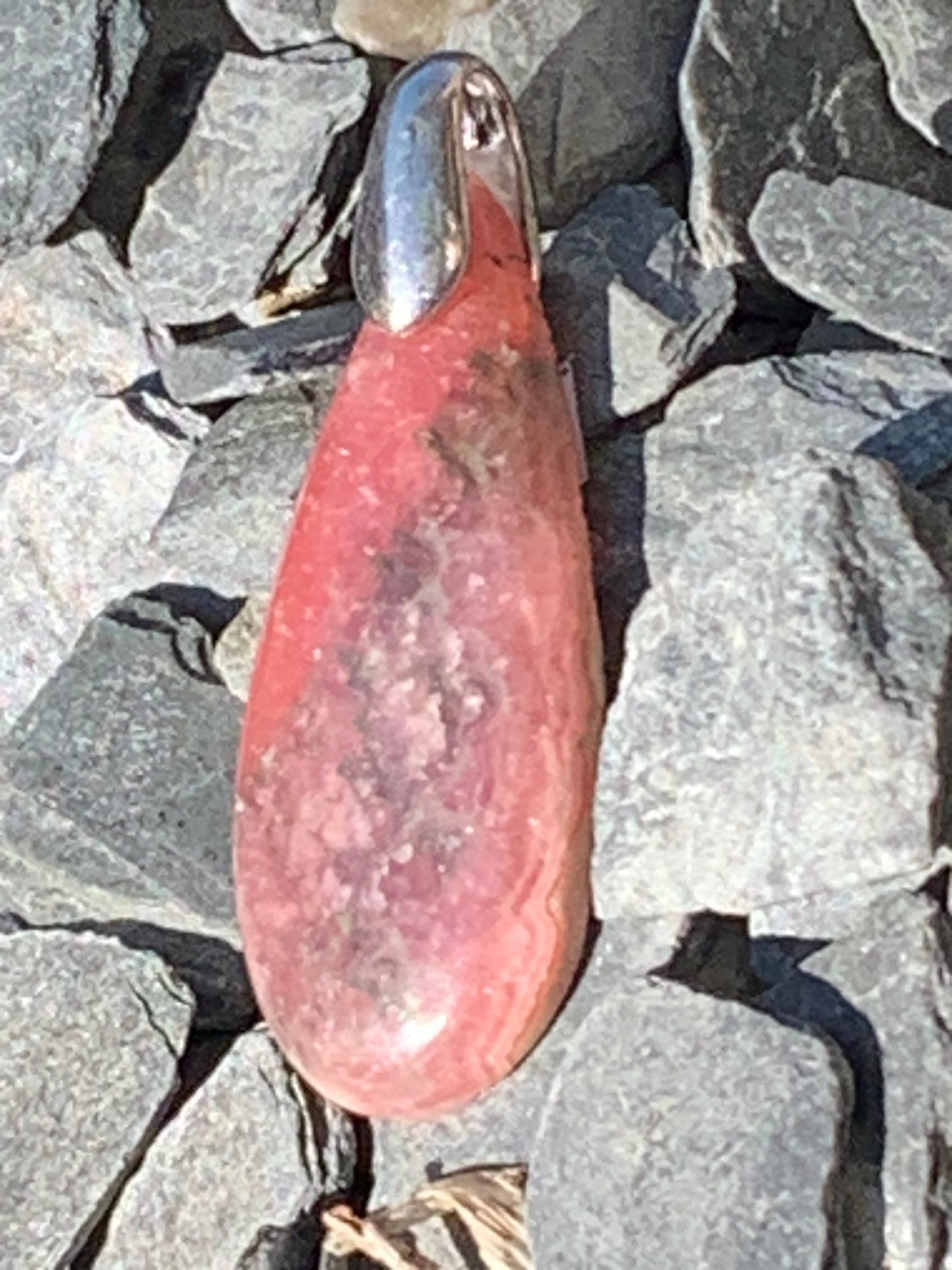 Rhodochrosite, 'cabochon percé' de 45 mm x 18 x 6. Vendu avec un cordon réglable de couleur noire !