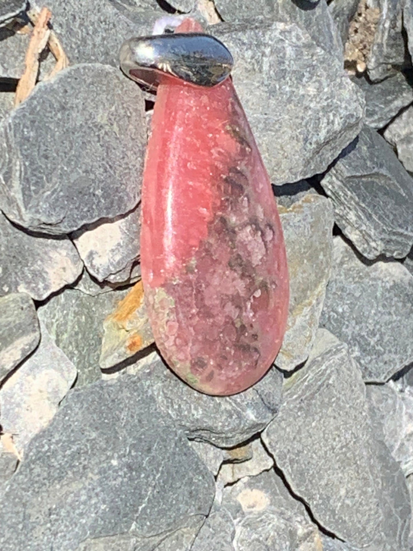 Rhodochrosite, 'cabochon percé' de 45 mm x 18 x 6. Vendu avec un cordon réglable de couleur noire !