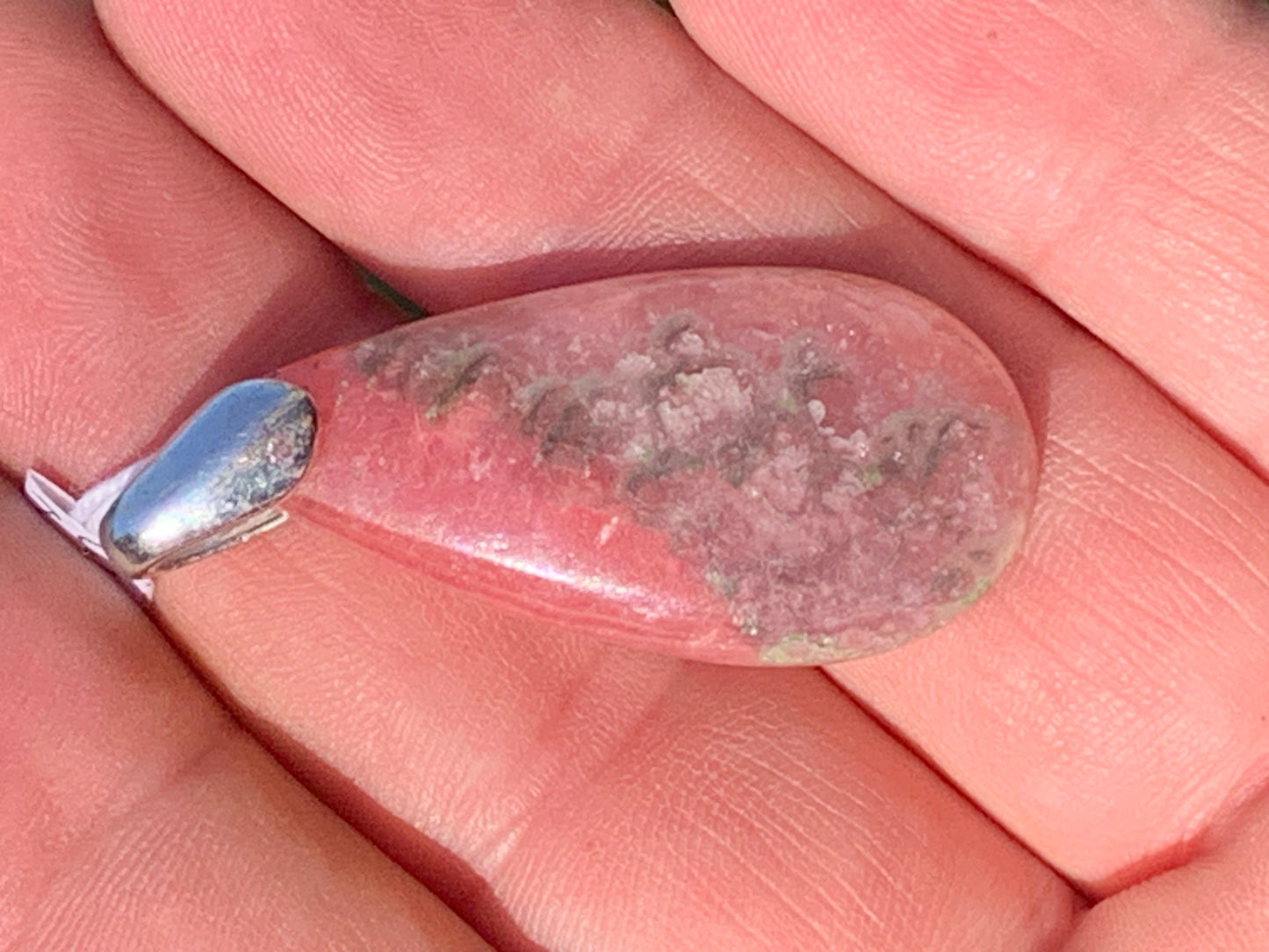 Rhodochrosite, 'cabochon percé' de 45 mm x 18 x 6. Vendu avec un cordon réglable de couleur noire !